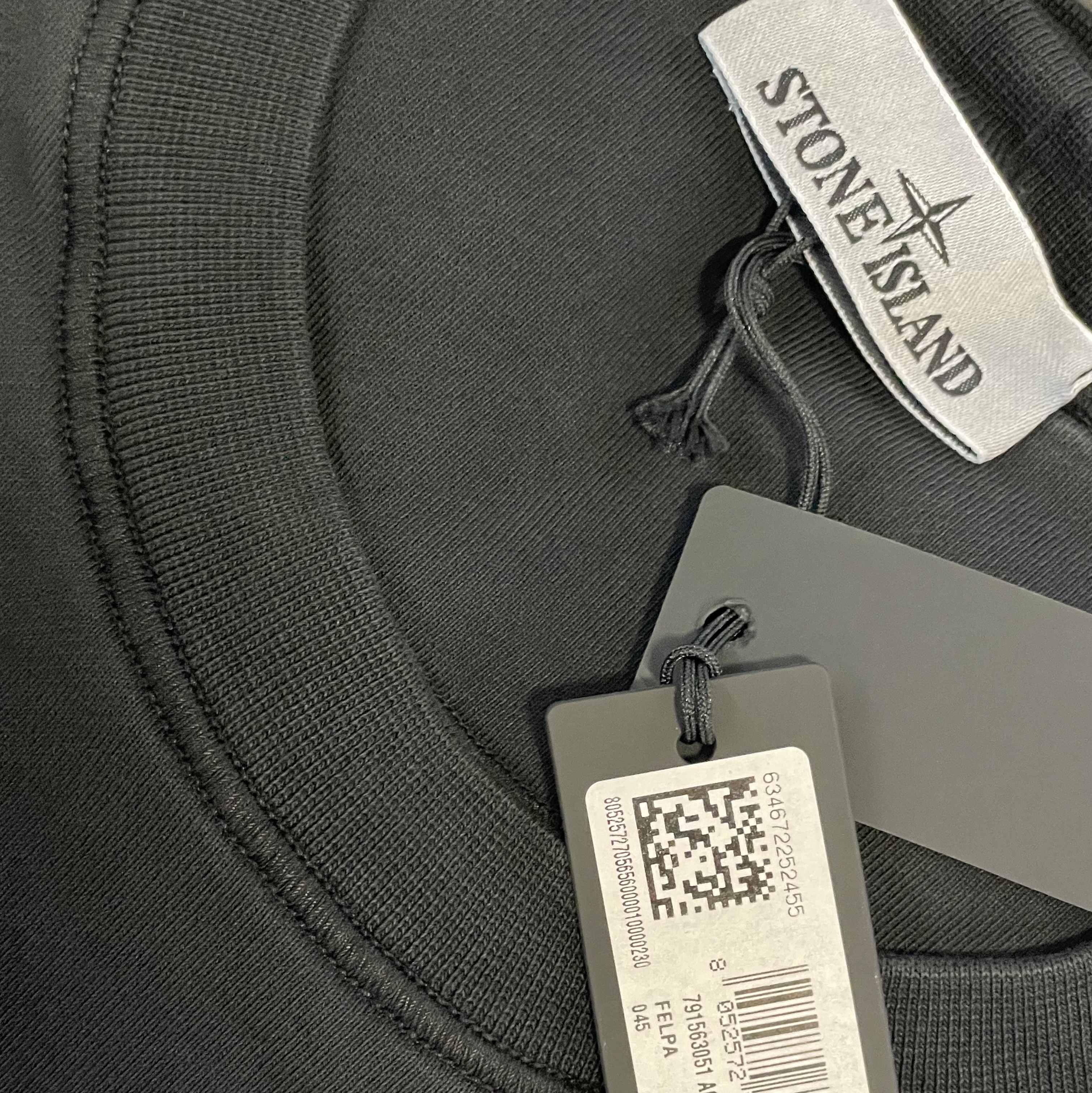 Stone Island 63051 Cotton Fleece Garment Dyed Sweatshirt Black - 23FW 착용 스타일