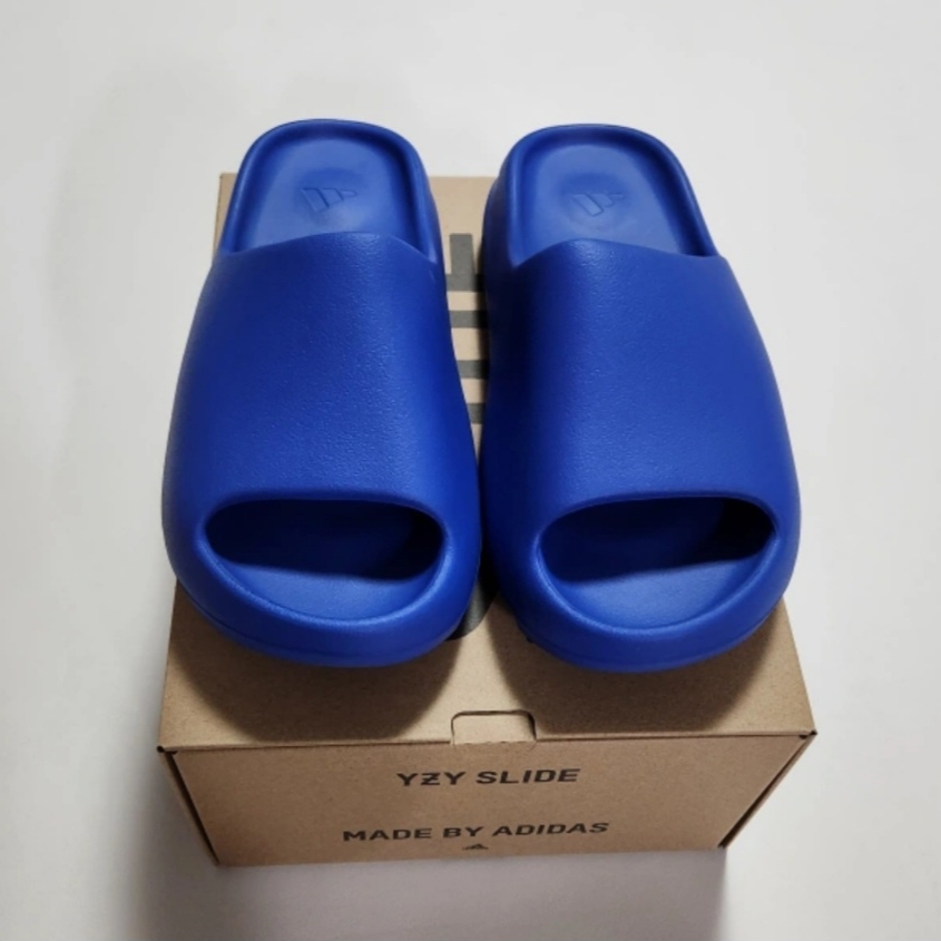 Adidas Yeezy Slide Azure 착용 스타일
