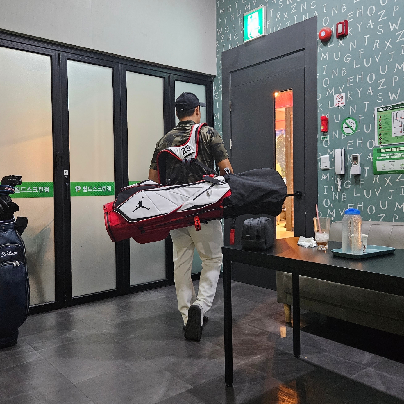 Jordan Fade Away Golf Bag White Varsity Red 착용 스타일