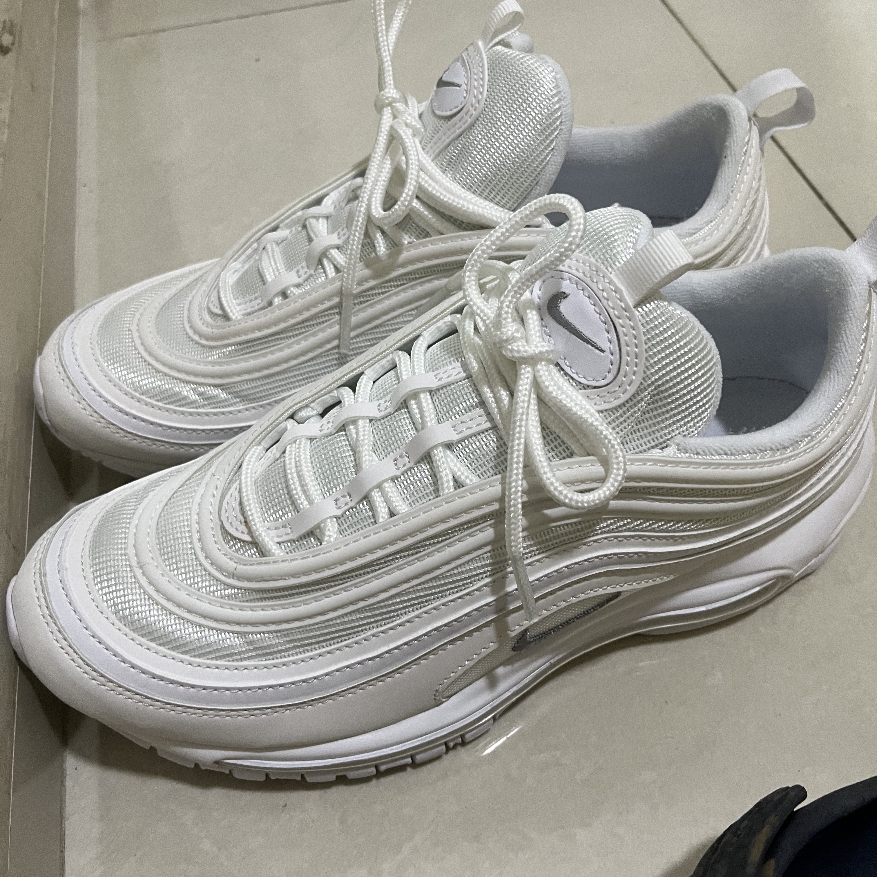 Nike Air Max 97 Triple White Wolf Grey 착용 스타일