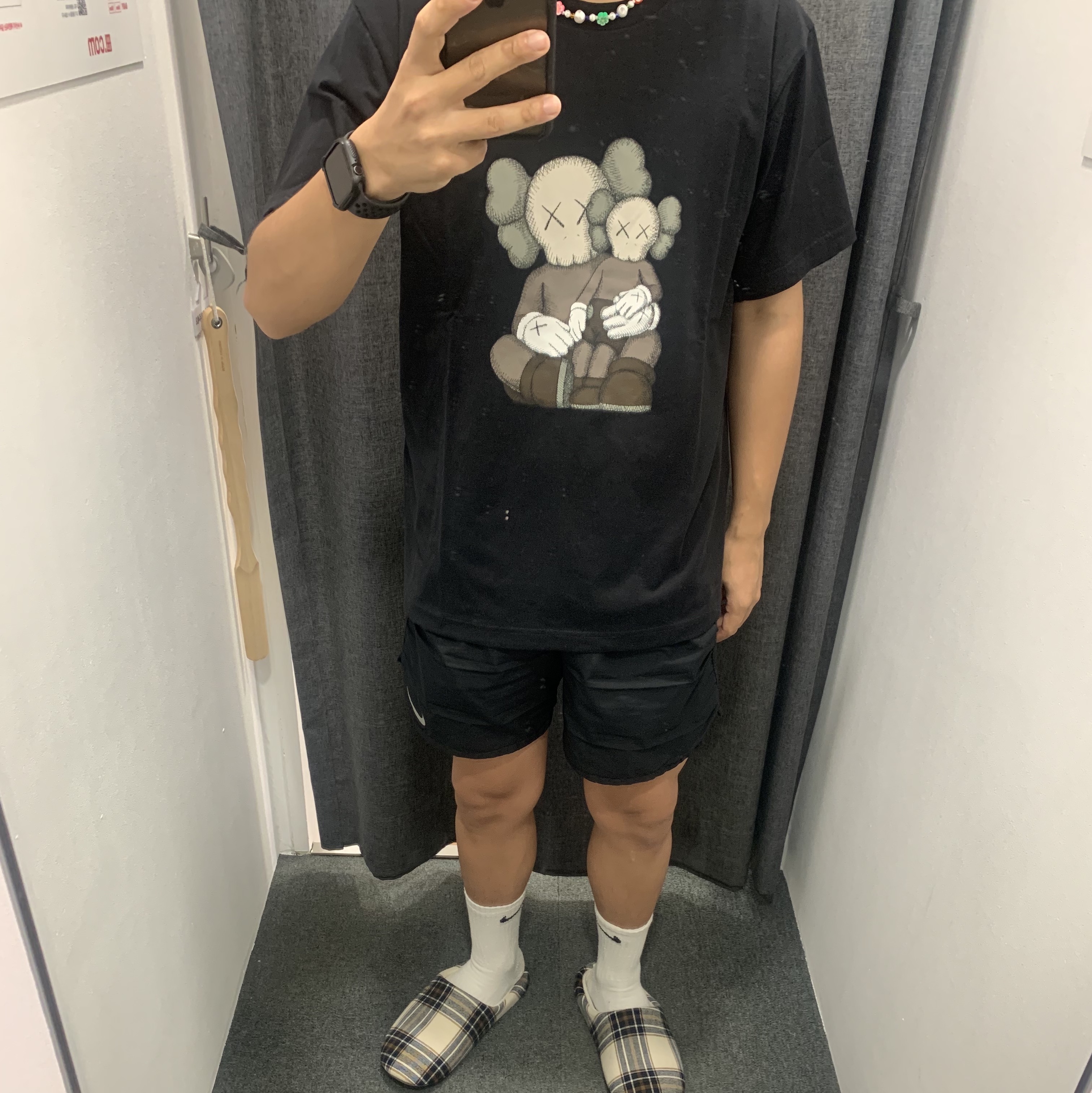 Uniqlo UT x Kaws Short Sleeve Graphic T-Shirt Black, Nike Everyday Lightweight Training Crew Socks White (3 Pack/Korean Ver.) 착용 스타일