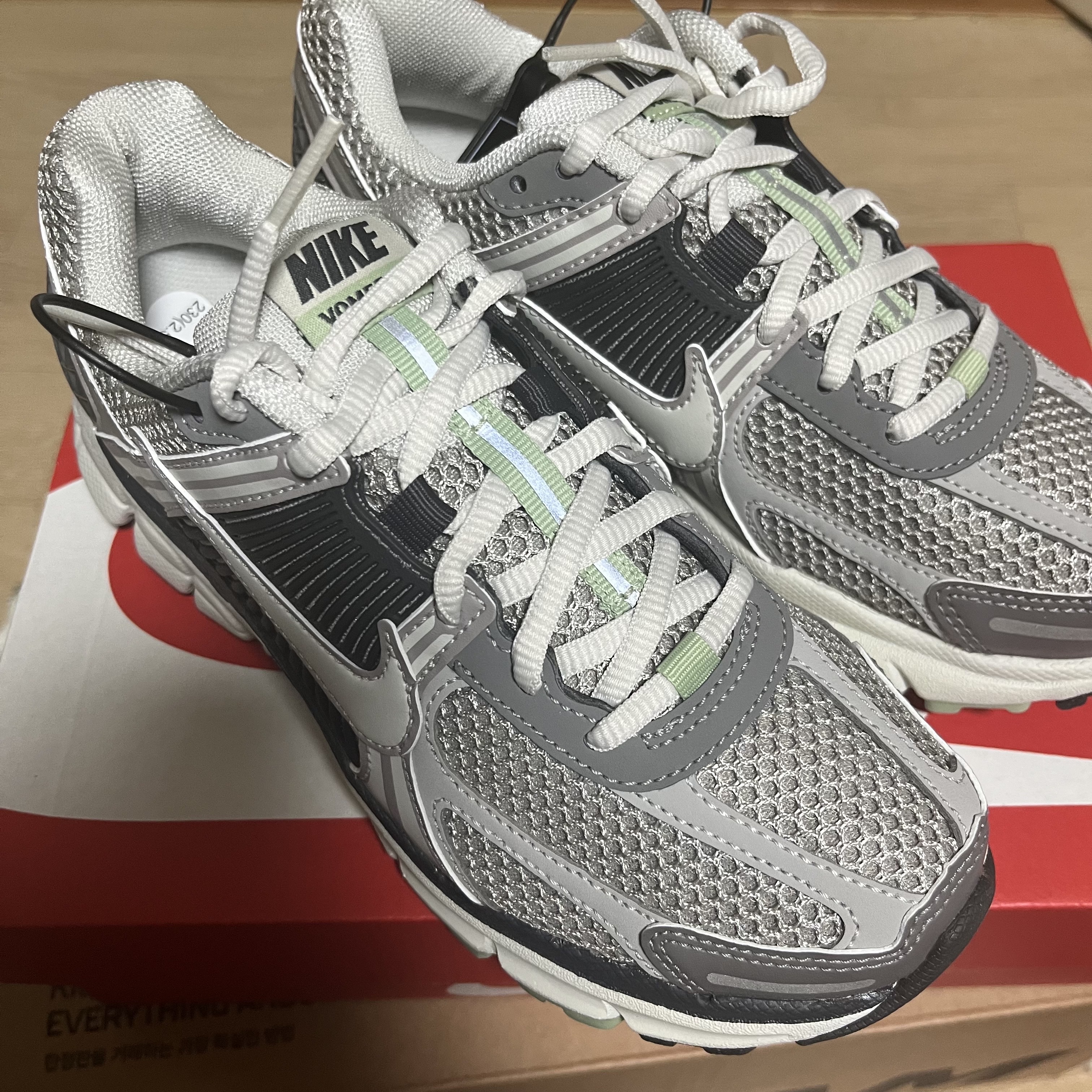(W) Nike Zoom Vomero 5 Cobblestone and Flat Pewter 착용 스타일 - 1