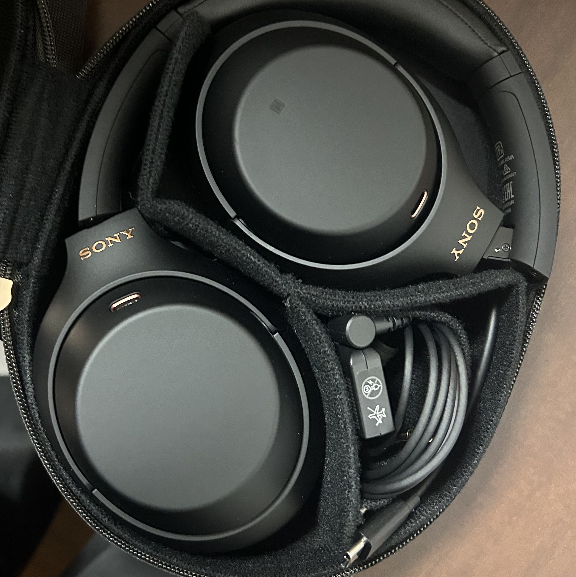 Sony WH-1000XM4 Black (Korean Ver.) 착용 스타일 - 1