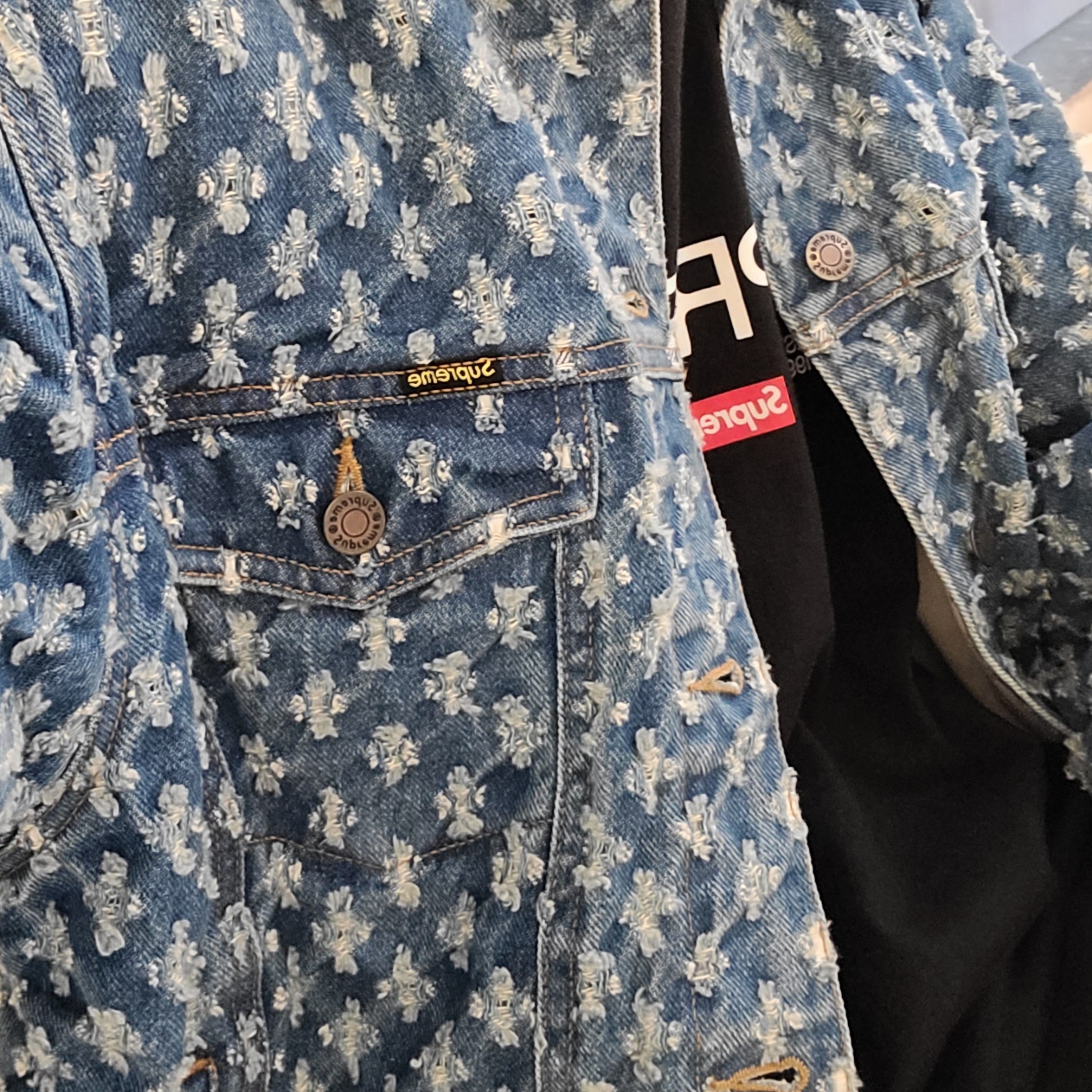 Supreme Hole Punch Denim Trucker Jacket Blue - 20SS 착용 스타일 - 1
