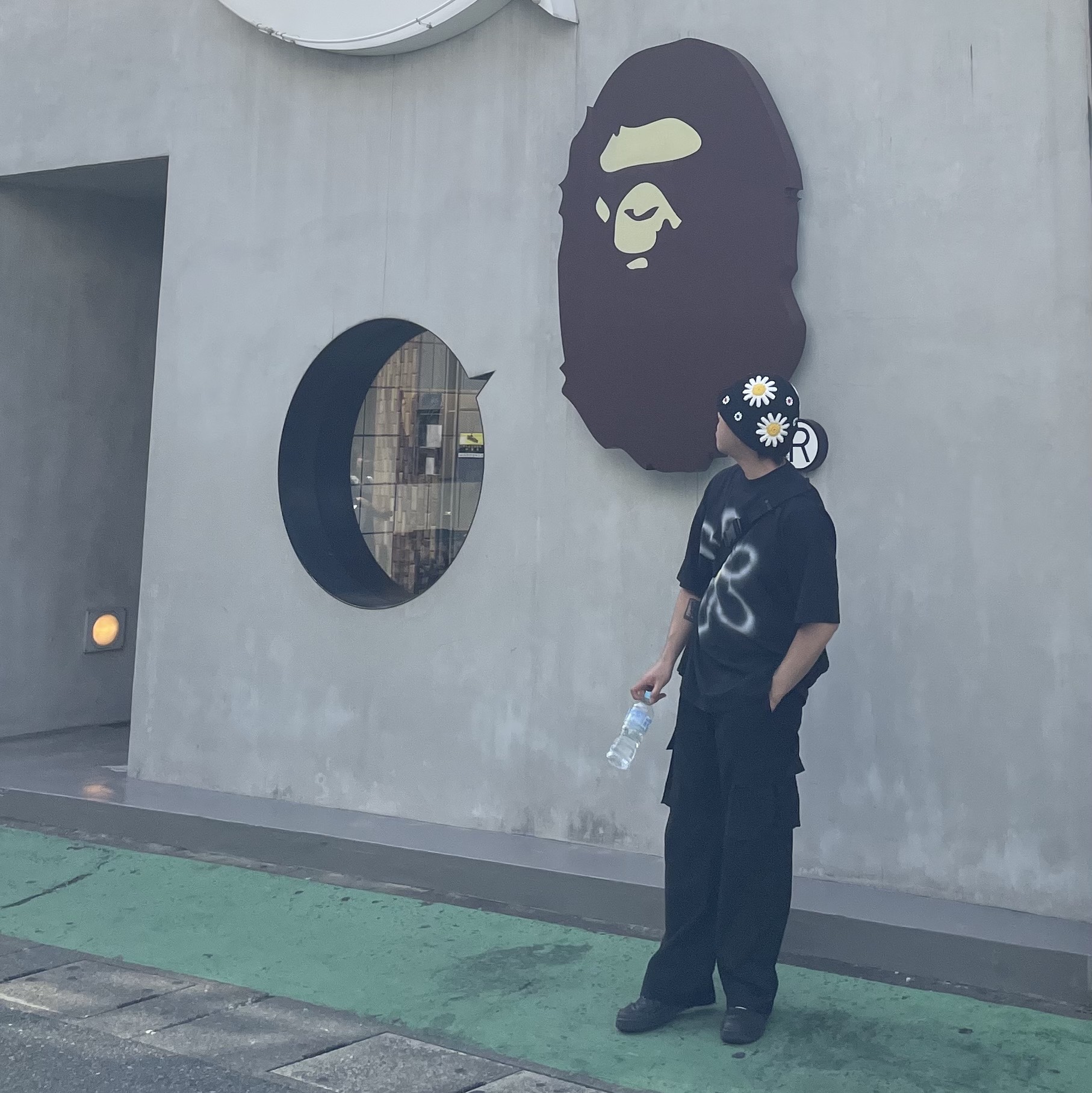 The Greatest Painting T-Shirts Black, The Greatest Daisy Bucket Hat 착용 스타일 - 3
