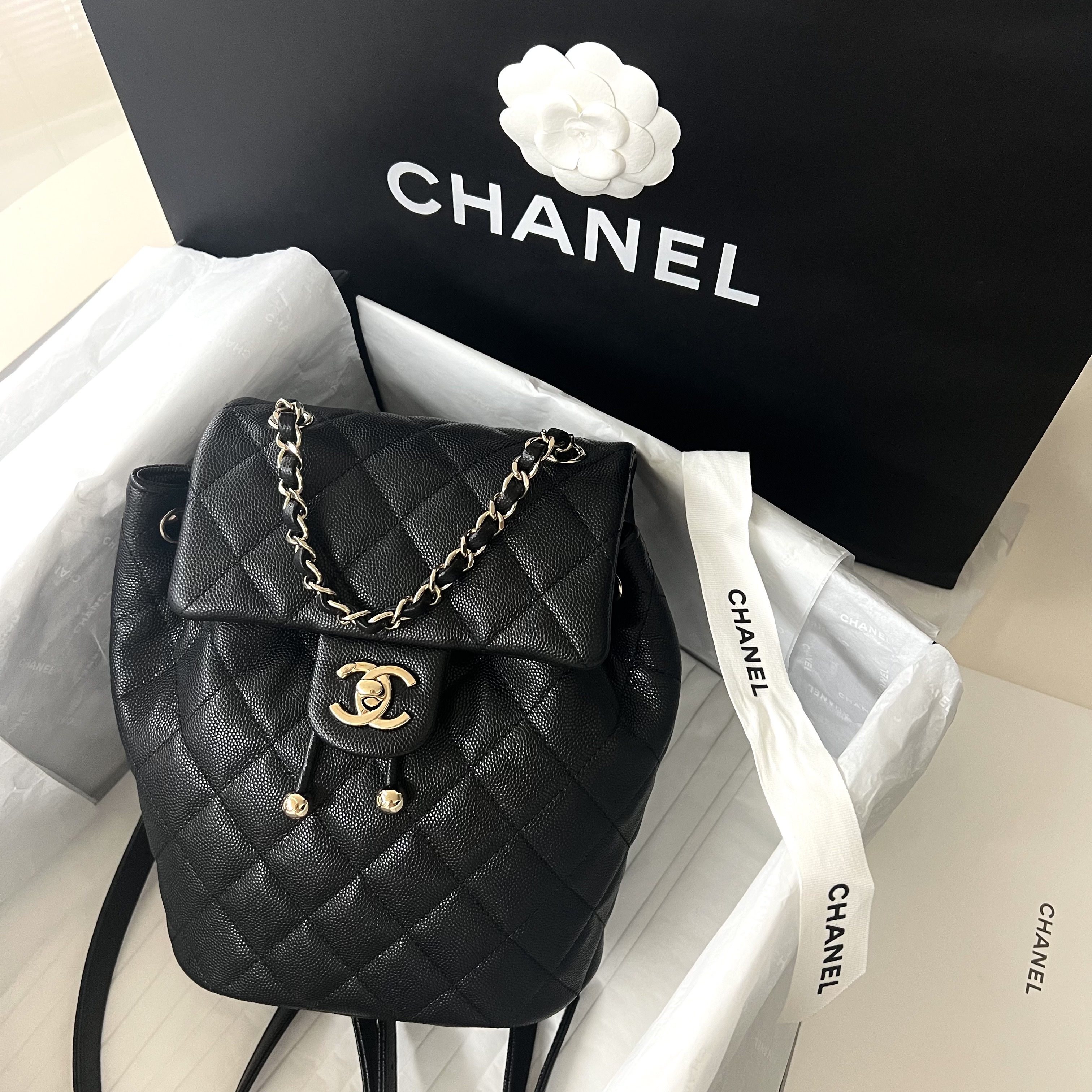 Chanel Backpack Shiny Grained Calfskin & Gold Black, (W) Celine Triomphe Baseball Cap in Denim Union Wash Dark Union Wash 착용 스타일 - 3