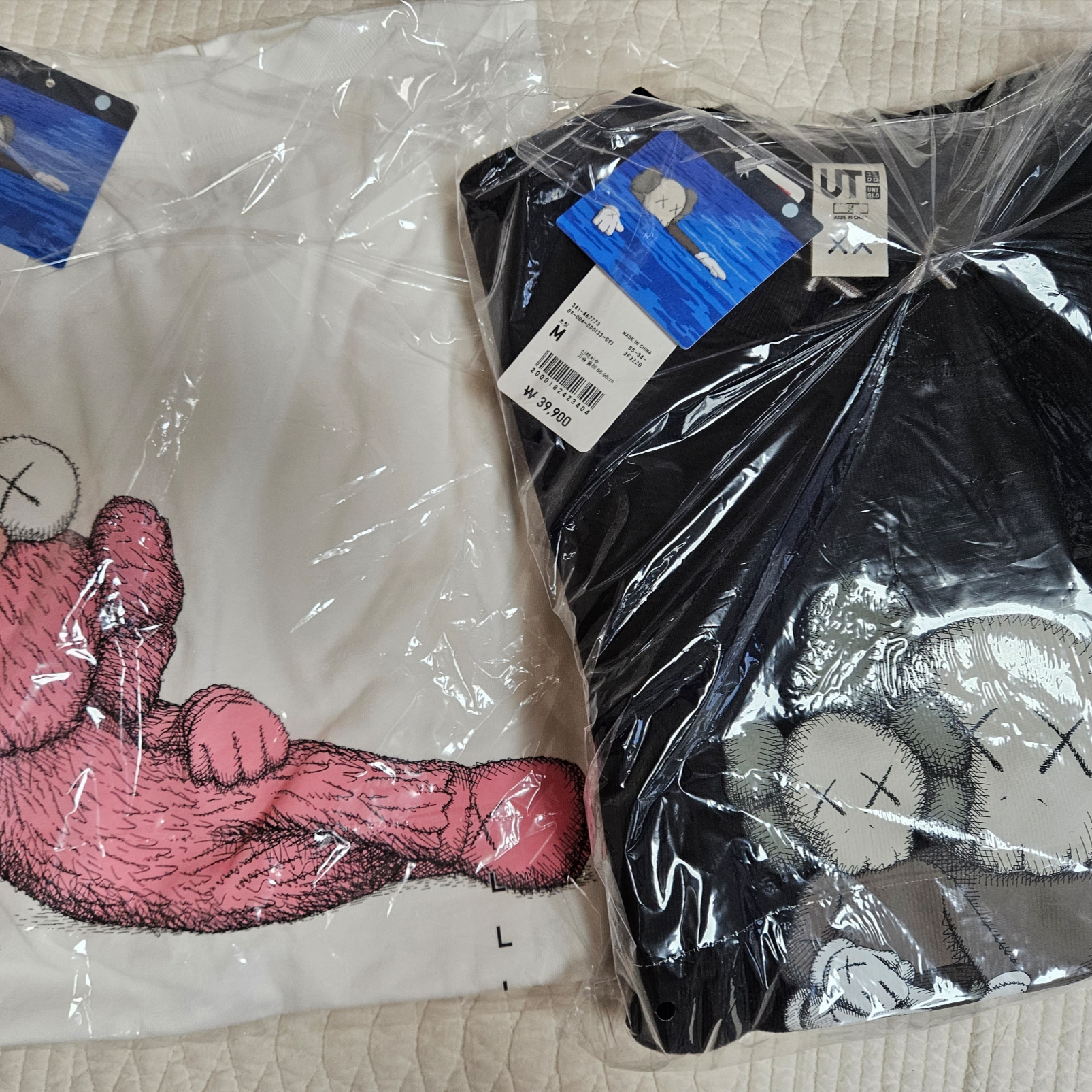 Uniqlo UT x Kaws Long Sleeve Sweatshirt Black, Uniqlo UT x Kaws Short Sleeve Graphic T-Shirt White 착용 스타일 - 2
