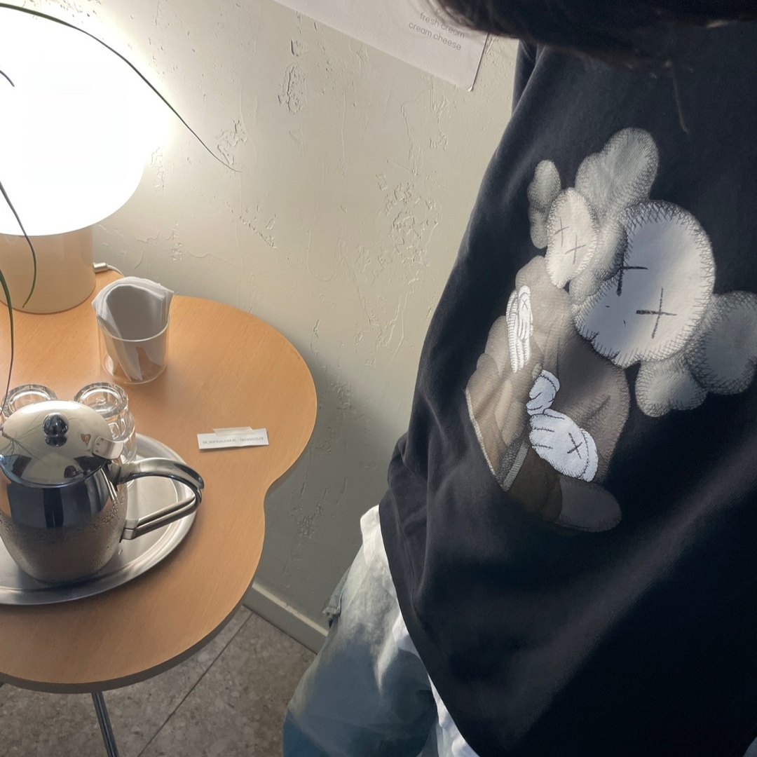 Uniqlo UT x Kaws Long Sleeve Sweatshirt Black 착용 스타일 - 2