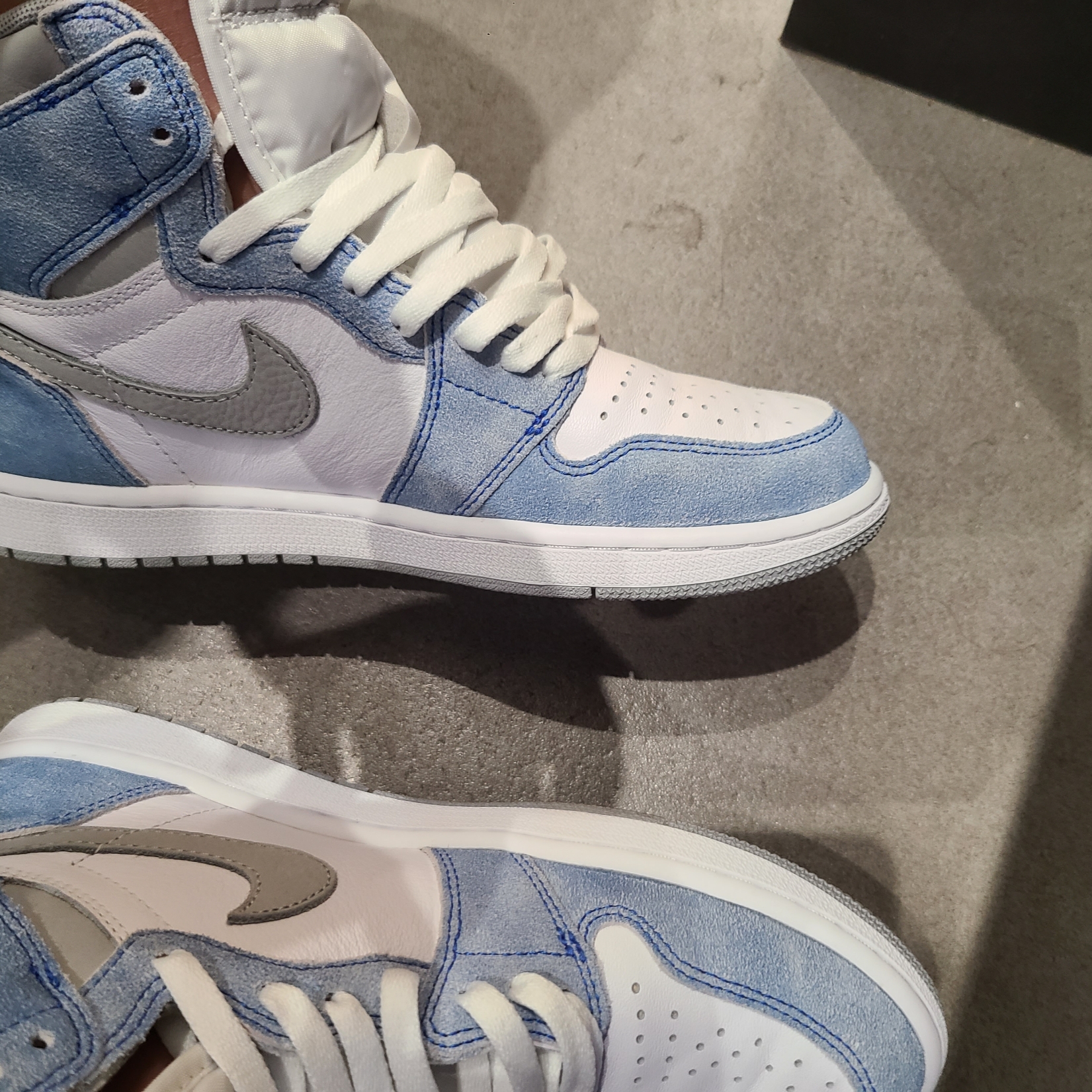 Jordan 1 Retro High OG Hyper Royal 착용 스타일