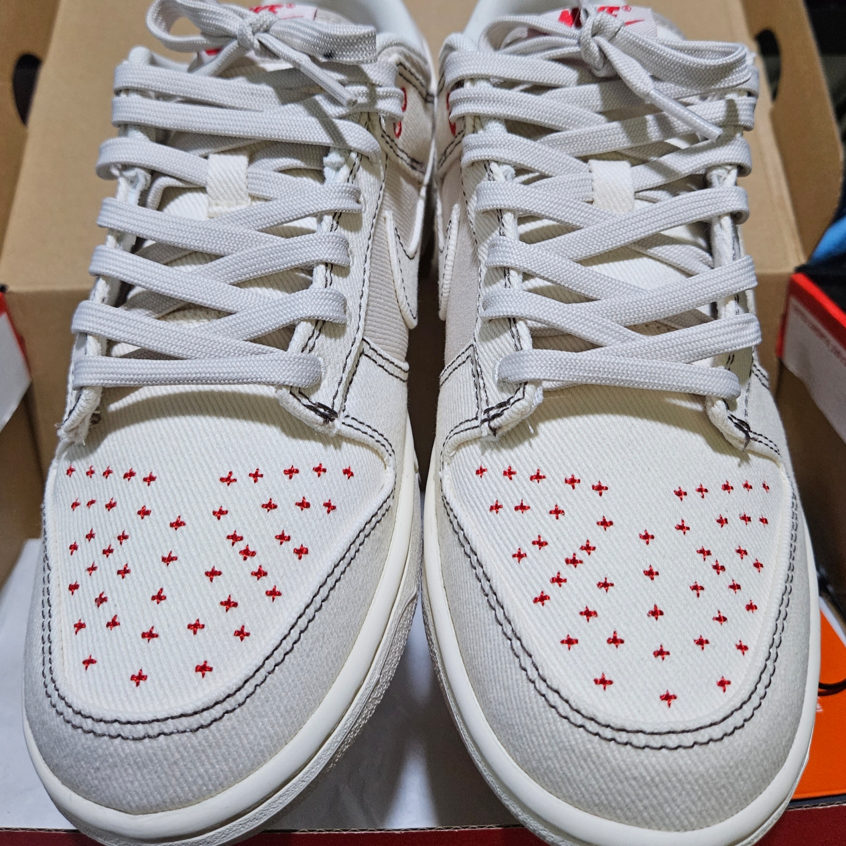 Nike Dunk Low Beige Red 착용 스타일 - 4