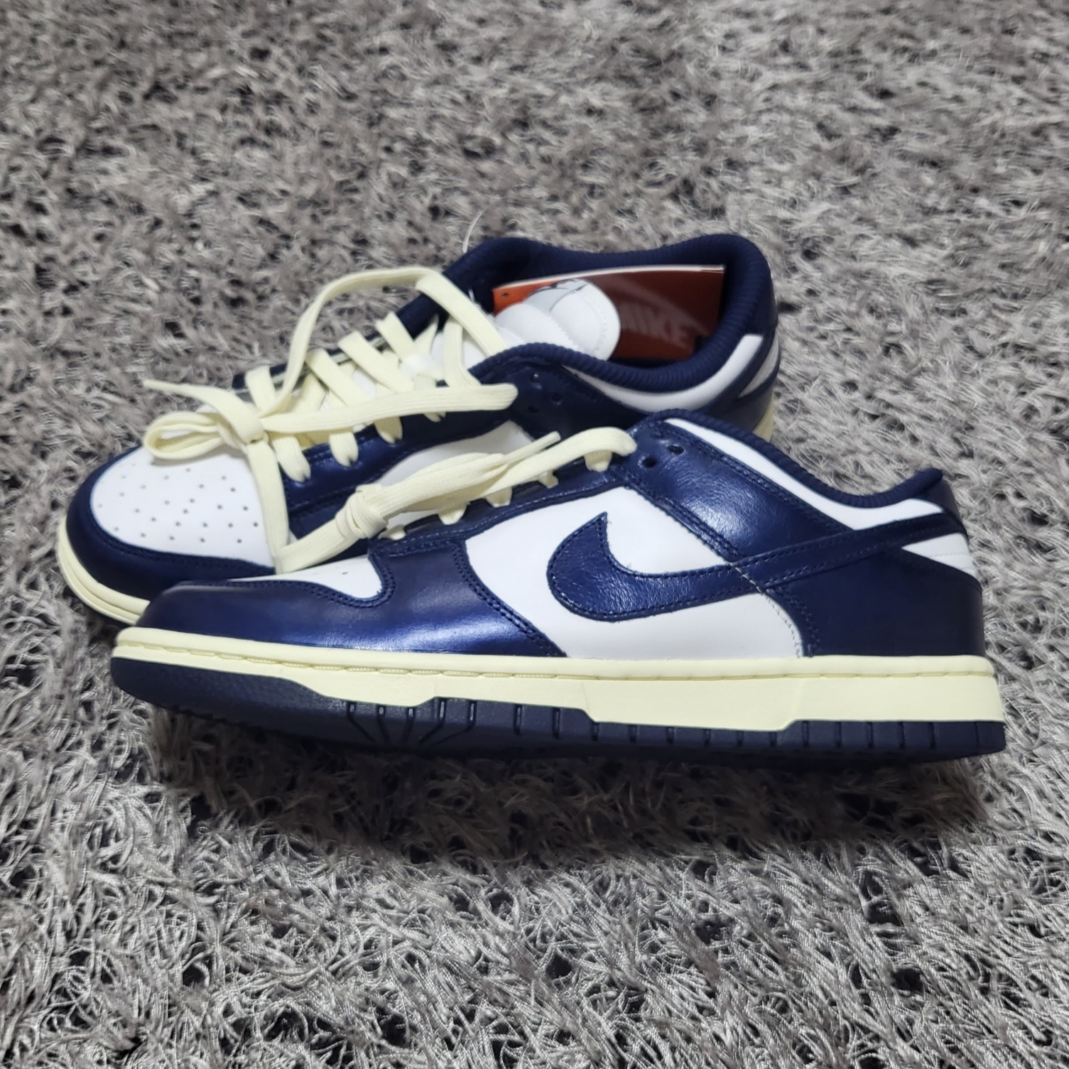 (W) Nike Dunk Low PRM Midnight Navy and White 착용 스타일