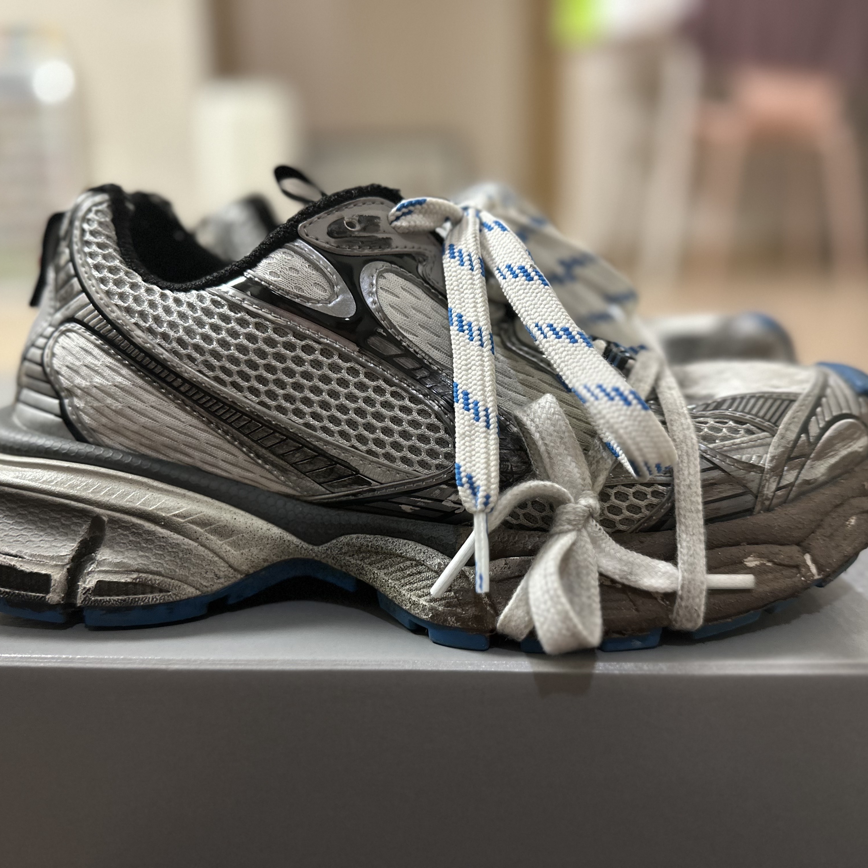 Balenciaga 3XL Sneakers Worn Out Grey White Blue 착용 스타일 - 4