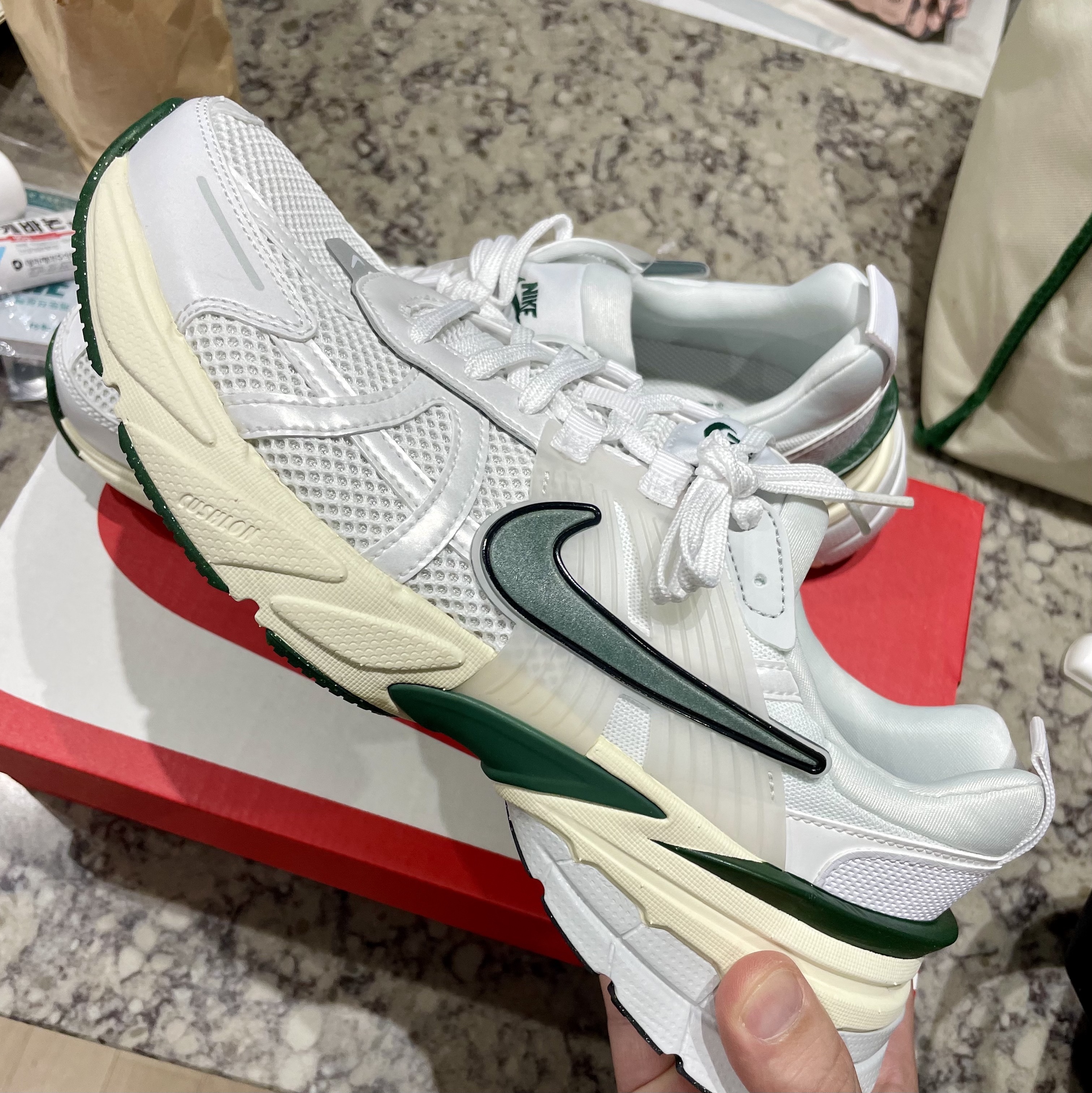 Nike V2K Run White Fir 착용 스타일 - 2