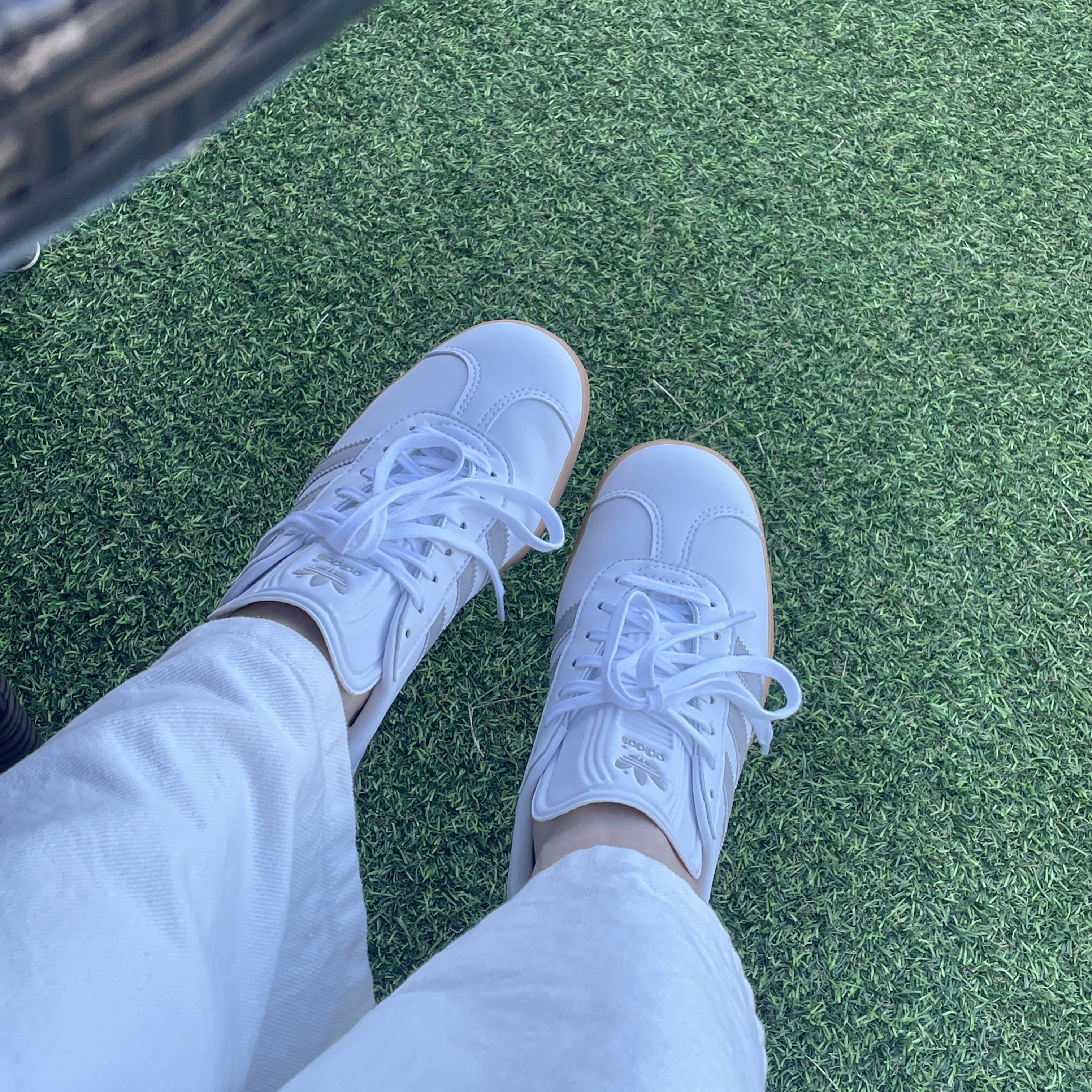 Adidas Gazelle White Grey 착용 스타일 - 1