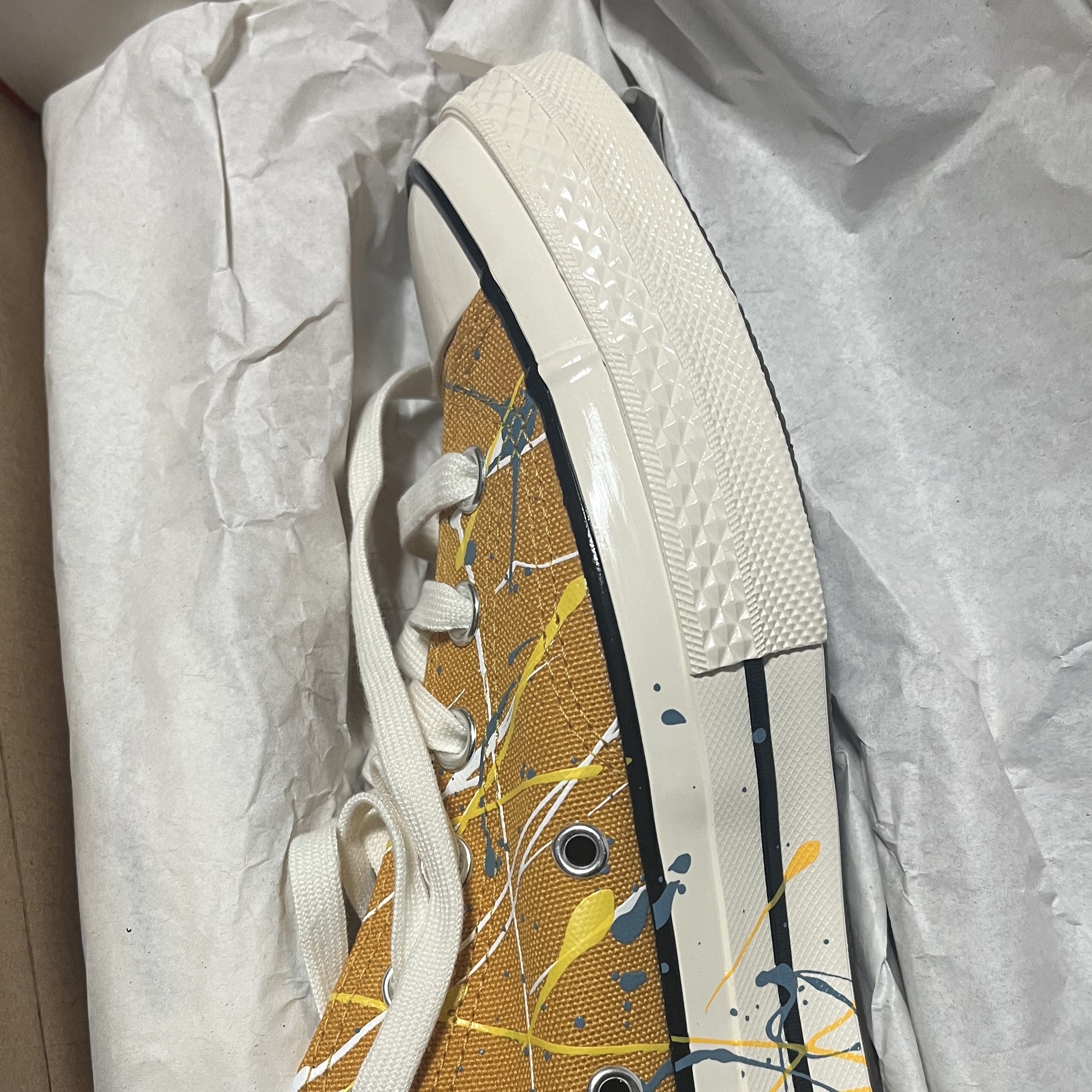 Converse Chuck 70 Ox Paint Splatter Sunflower Gold 착용 스타일