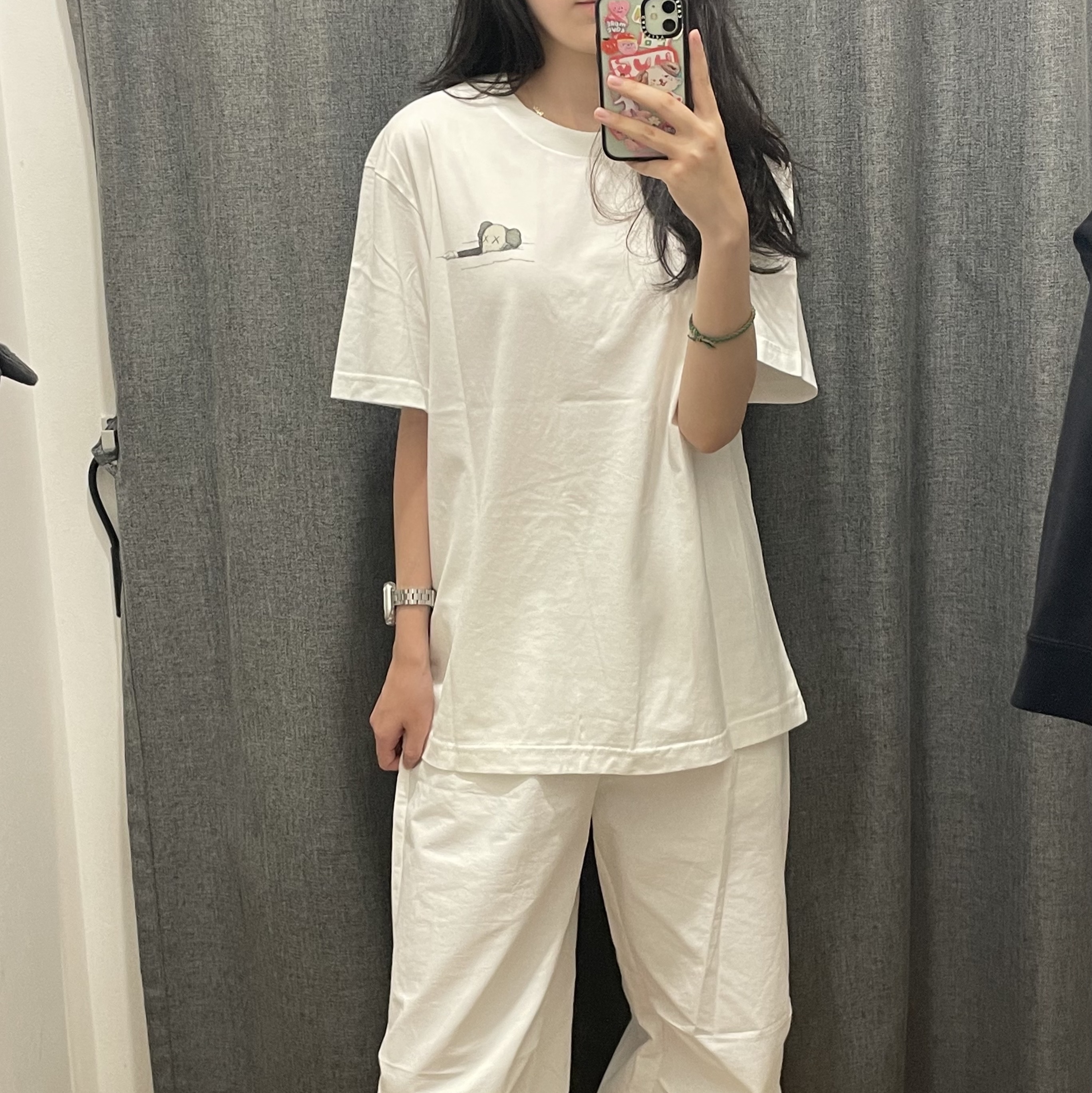 Uniqlo UT x Kaws Long Sleeve Sweatshirt Black, Uniqlo UT x Kaws Long Sleeve Sweatshirt Off White 착용 스타일 - 3