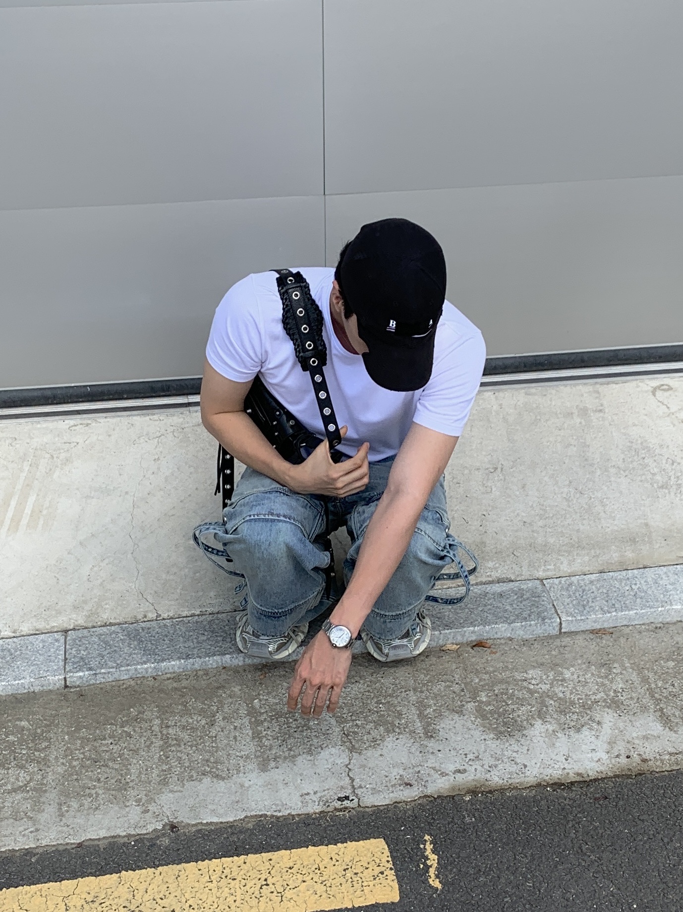 (W) Balenciaga 3XL Sneakers Light Beige, Balenciaga Gaffer Cap Black 착용 스타일 - 2