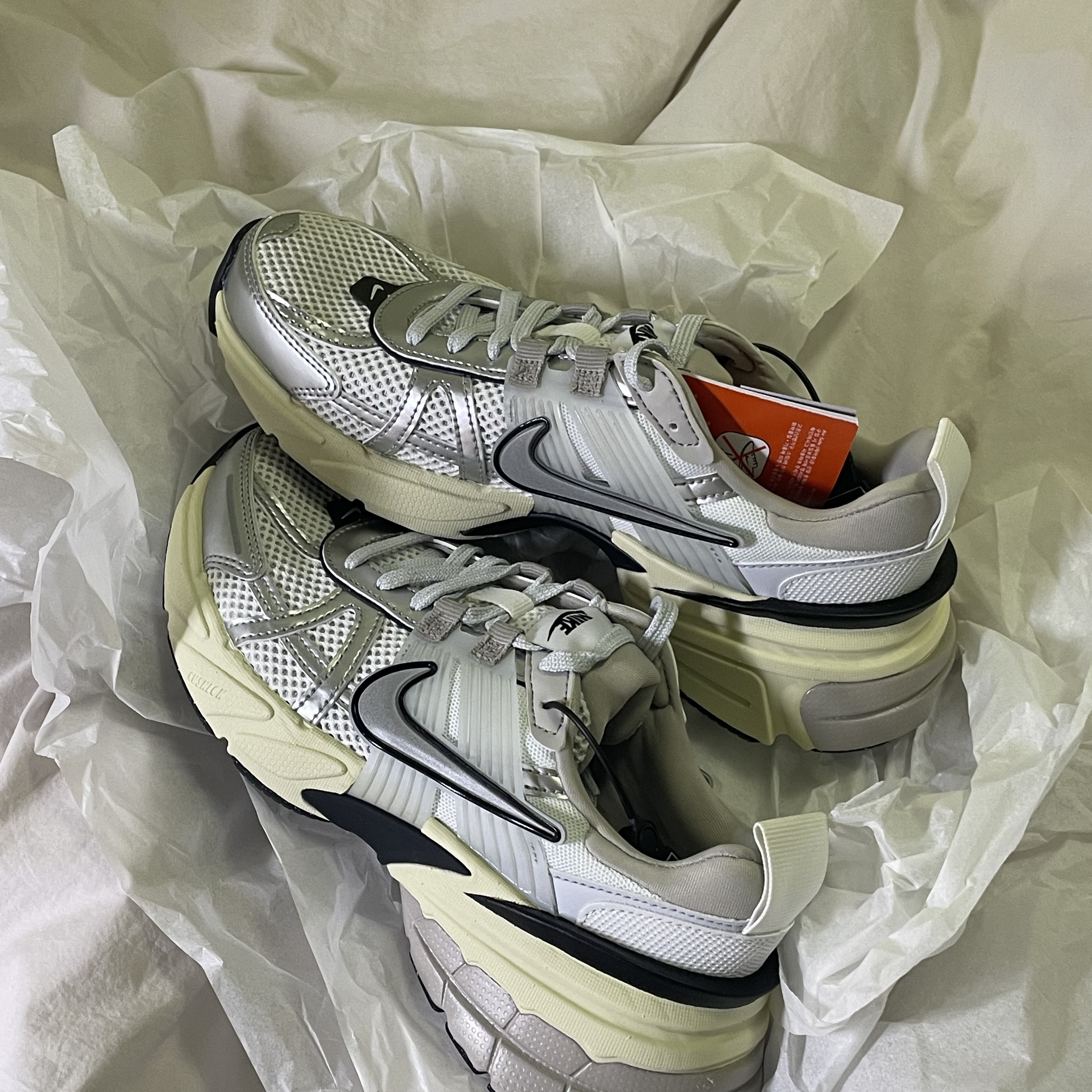 Nike V2K Run Summit White Metallic Silver 착용 스타일 - 1