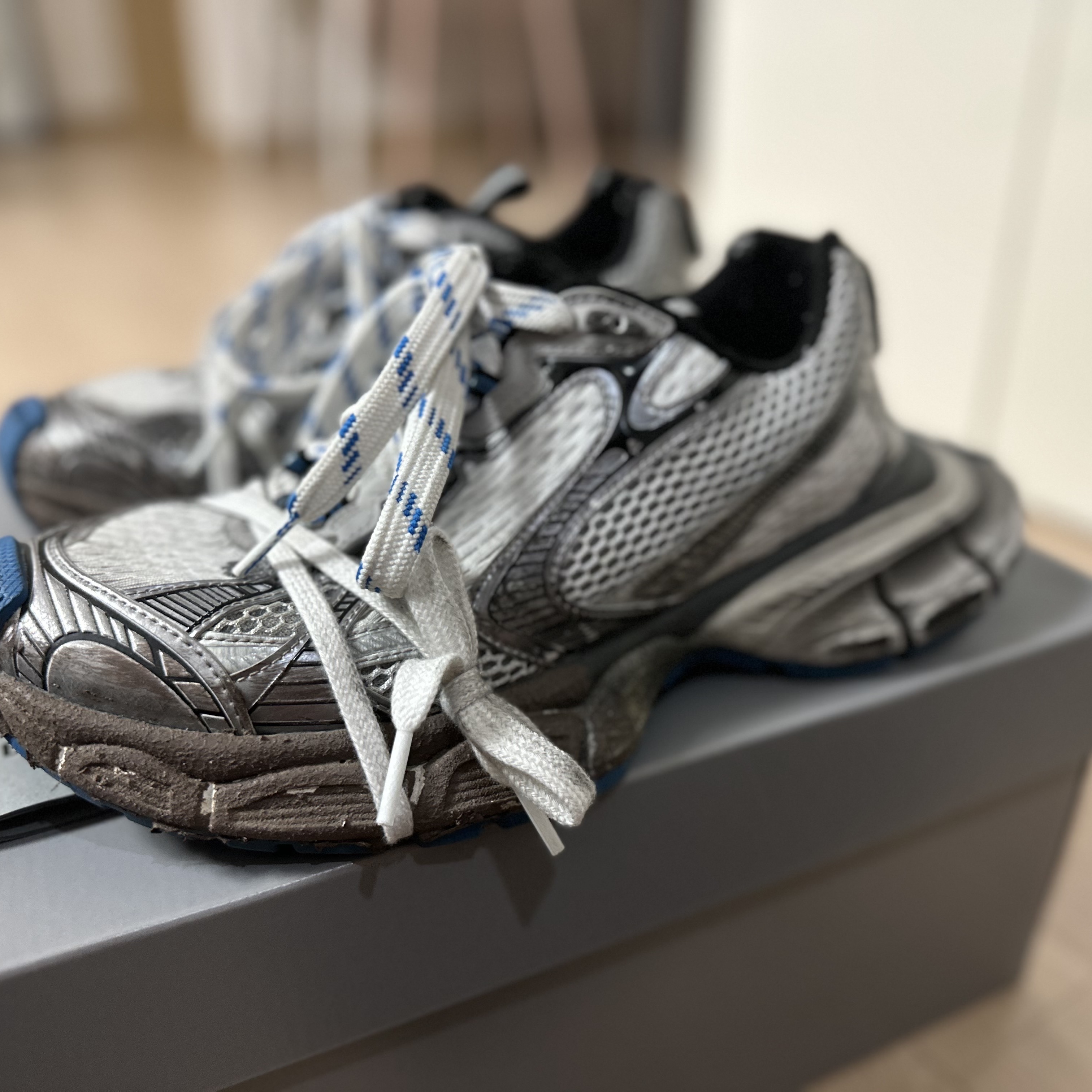 Balenciaga 3XL Sneakers Worn Out Grey White Blue 착용 스타일 - 2