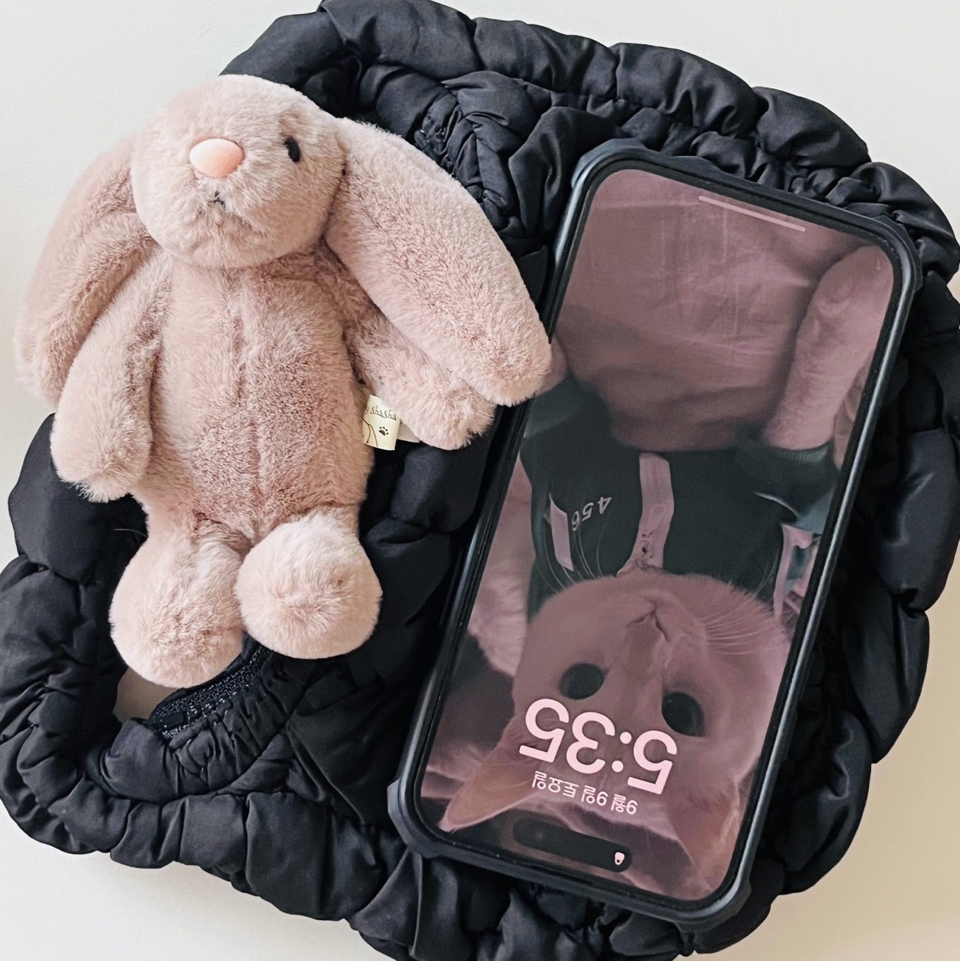 COS Quilted Micro Bag Black 착용 스타일 - 3