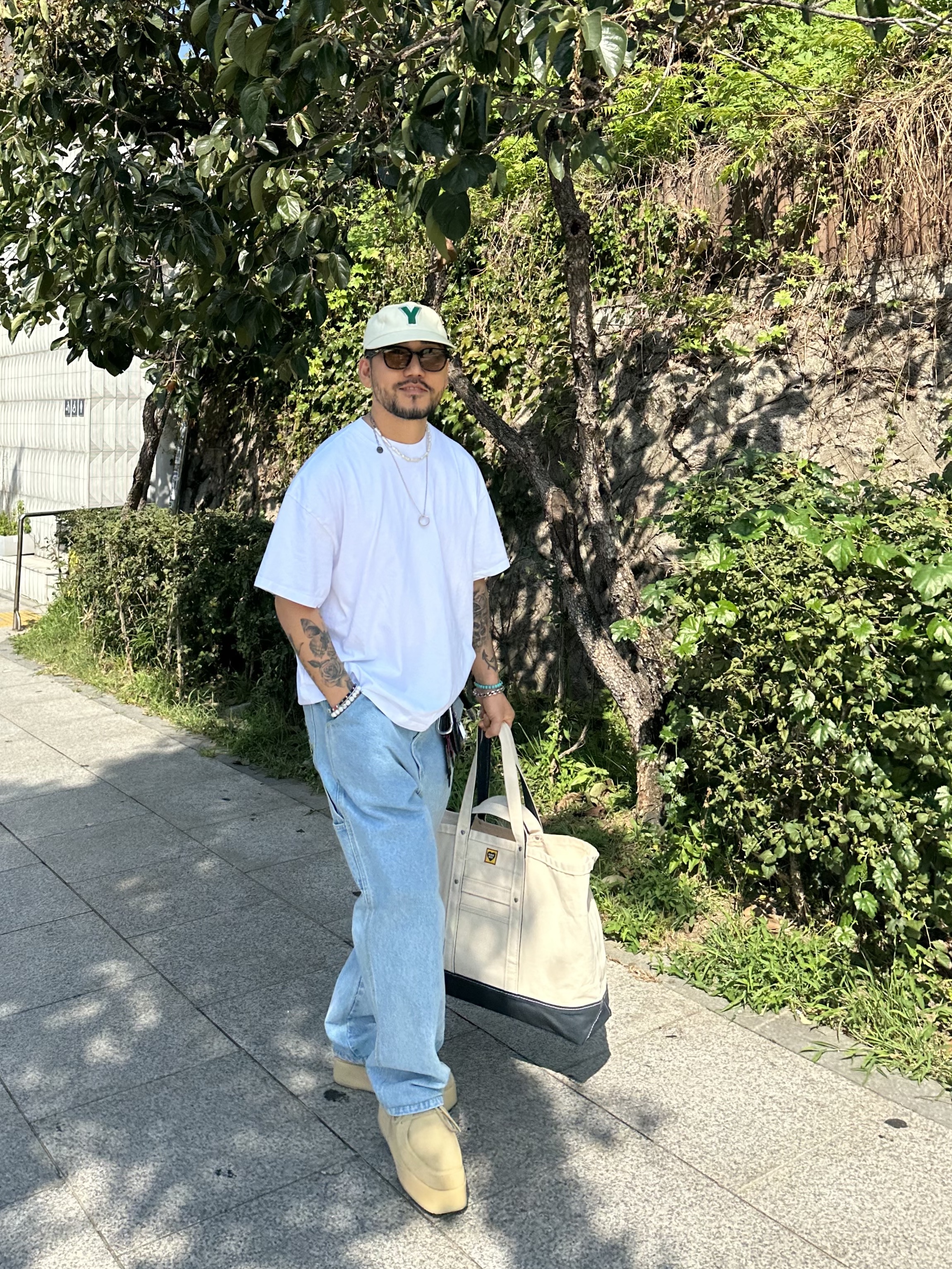 휴먼 메이드 헤비 캔버스 토트 라지 네이비 착용 스타일 - 3
