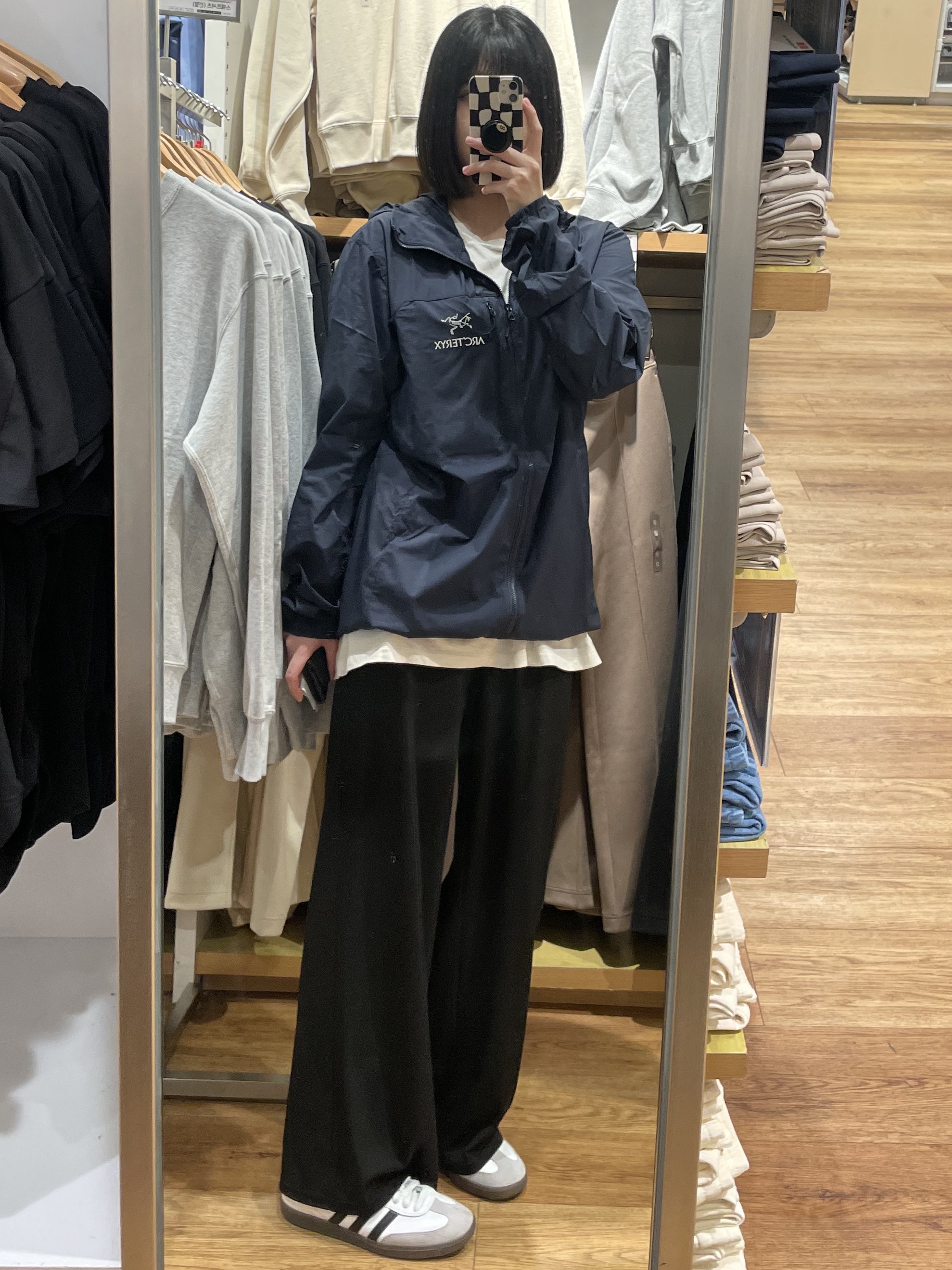 Arc'teryx Squamish Hoody Black Sapphire 착용 스타일