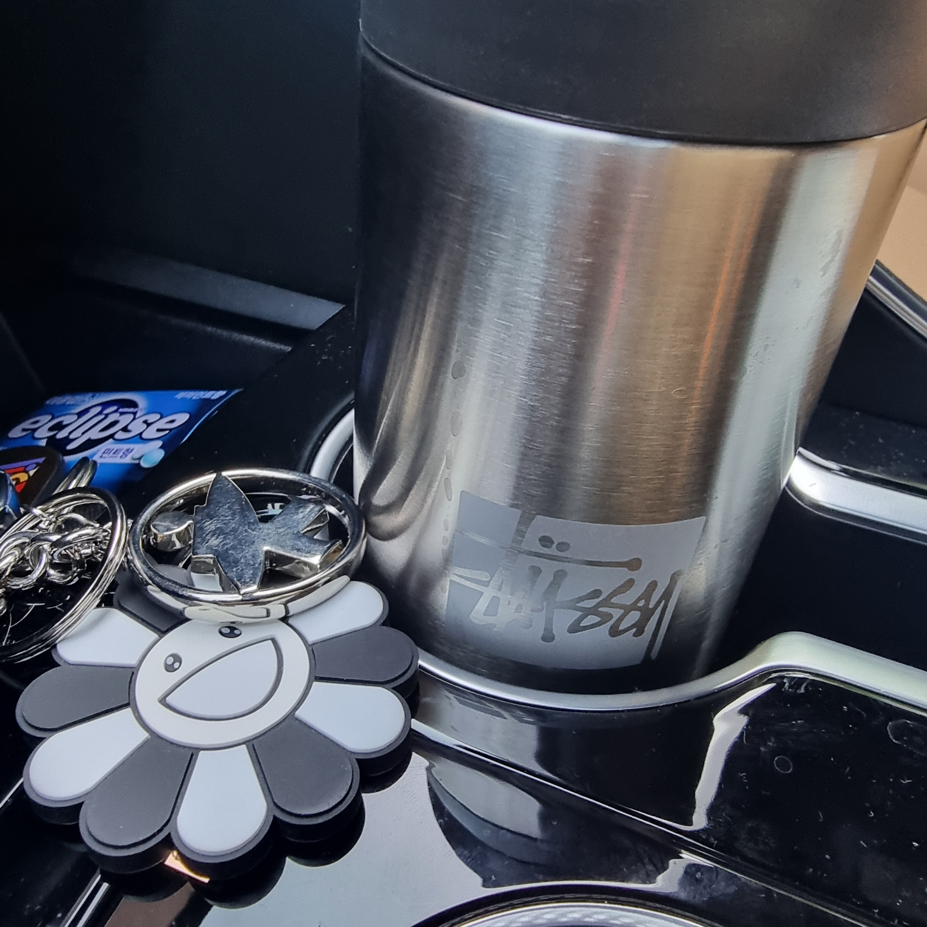 Stussy x Kinto Travel 500ml Basic Tumbler Stainless Steel, Stussy Surfman Keychain Silver 착용 스타일 - 1