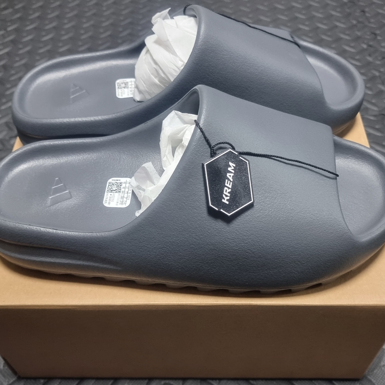 Adidas Yeezy Slide Slate Grey 착용 스타일