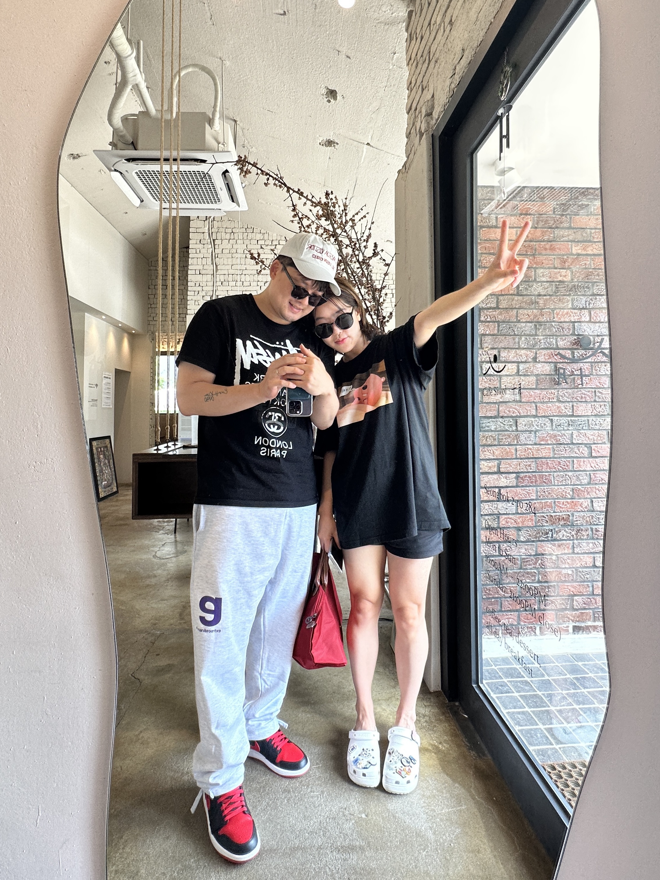 The Museum Visitor Art Design Studio Ball Cap White, Stussy Stock DSM New York T-Shirt Black 착용 스타일