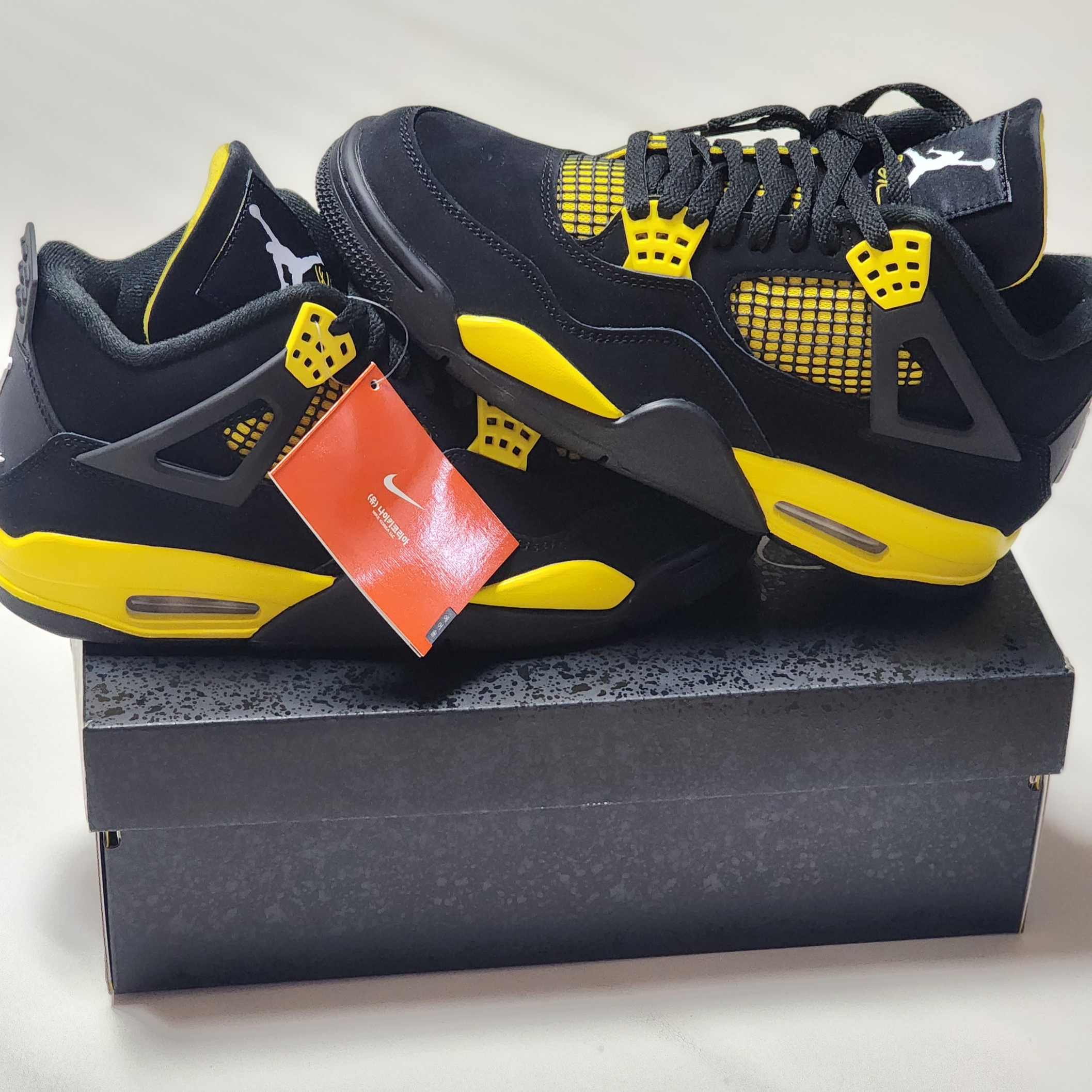 Jordan 4 Retro Thunder 2023 착용 스타일 - 1