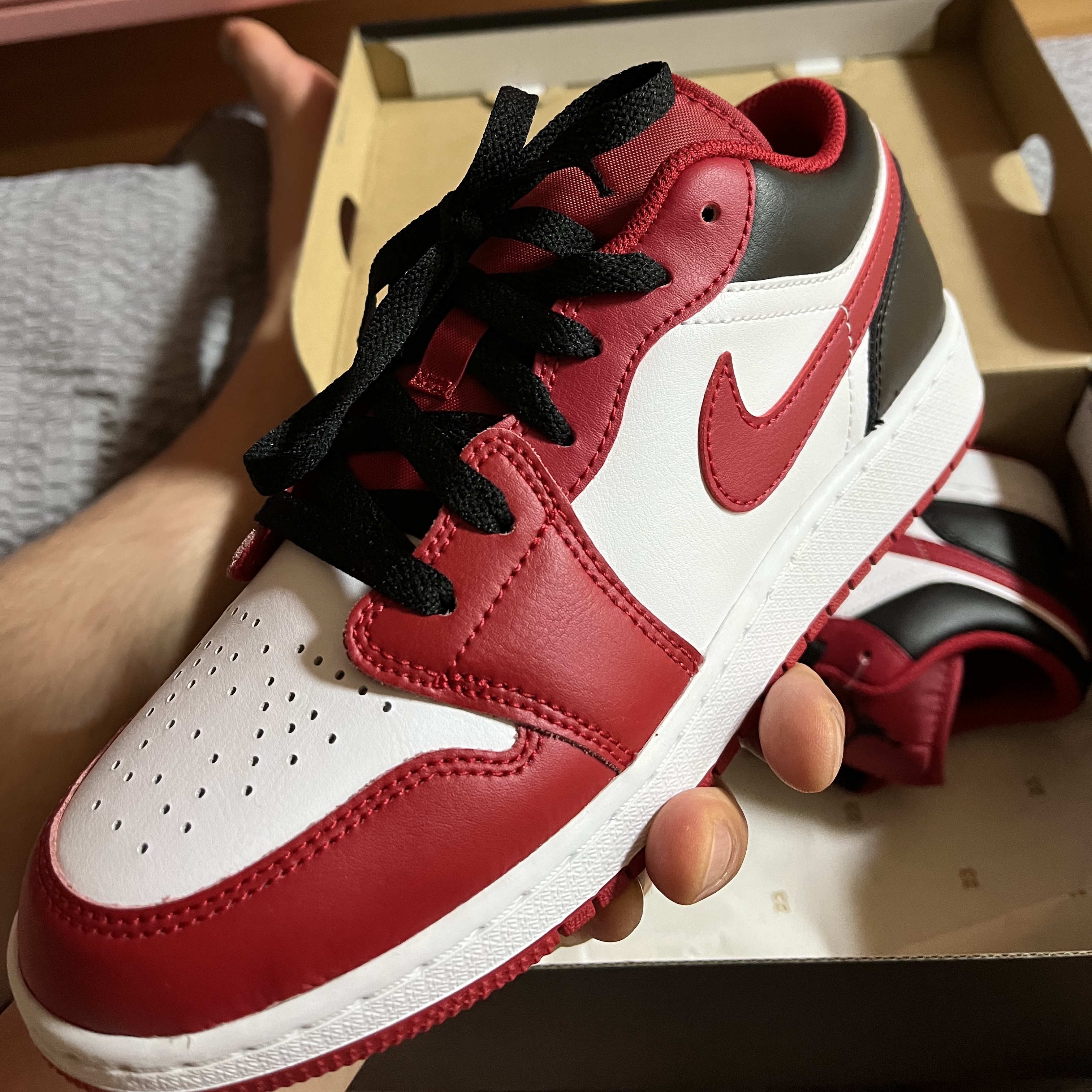 (GS) Jordan 1 Low White Gym Red Black 착용 스타일
