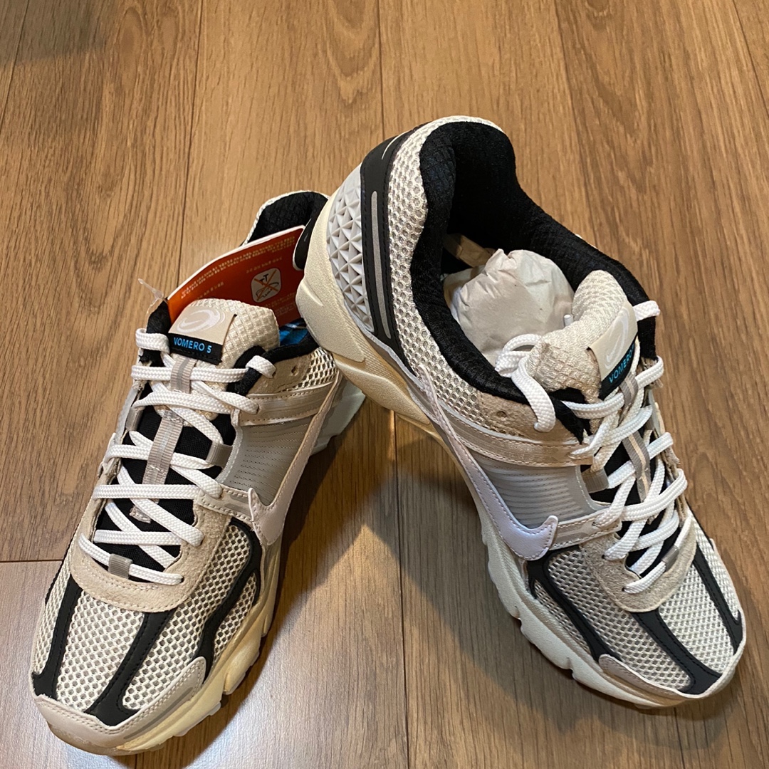 Nike Zoom Vomero 5 Light Bone and Black 착용 스타일