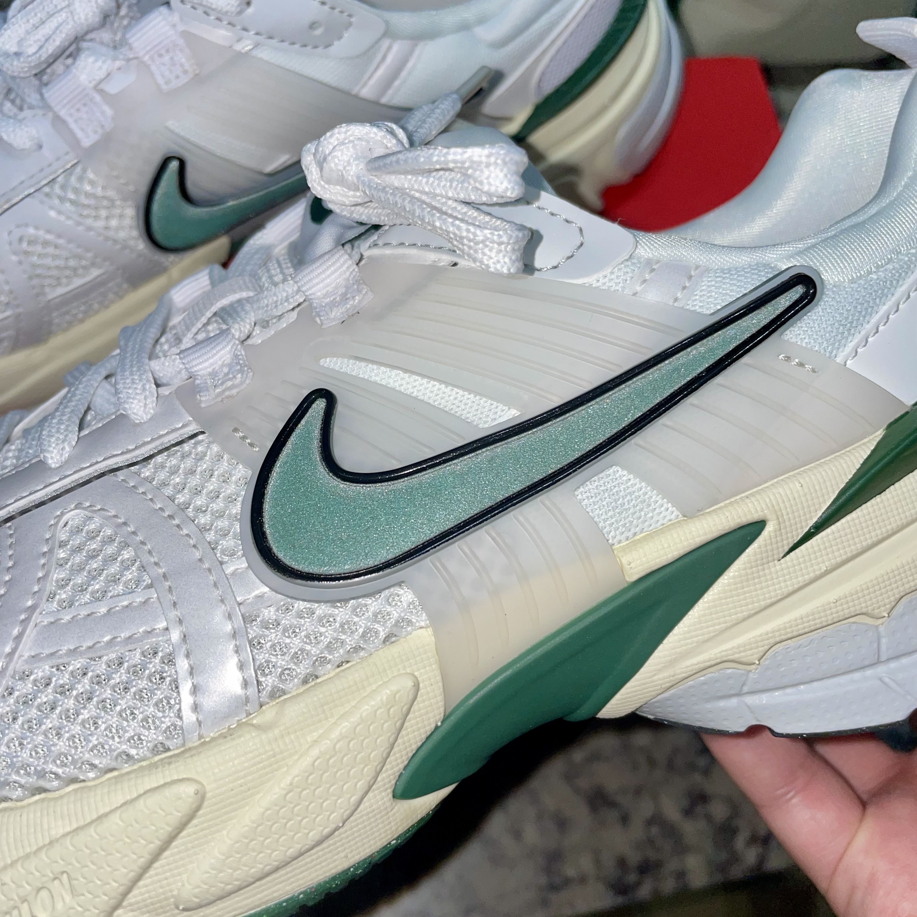 Nike V2K Run White Fir 착용 스타일 - 3