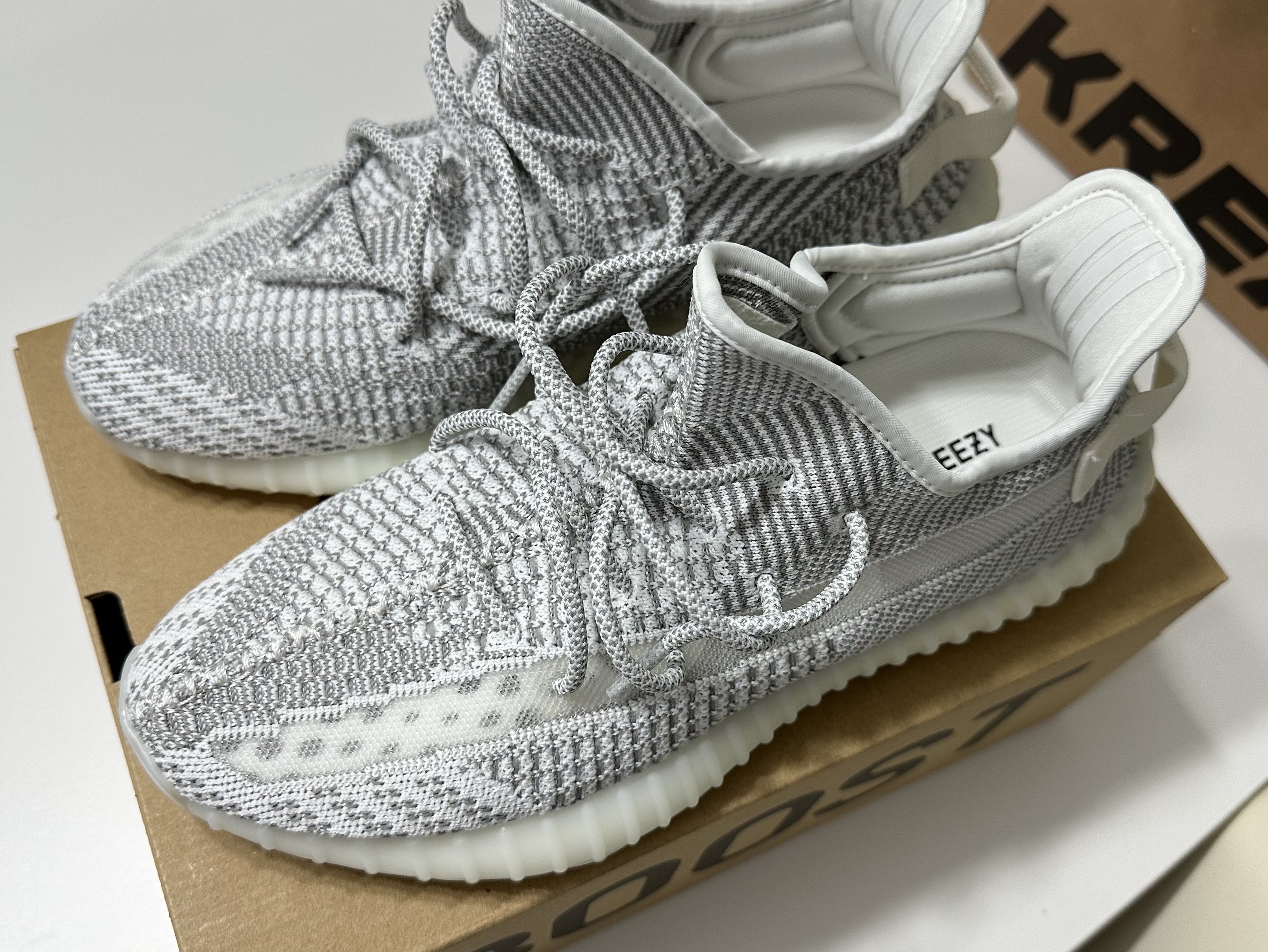 Adidas Yeezy Boost 350 V2 Static 2023 착용 스타일