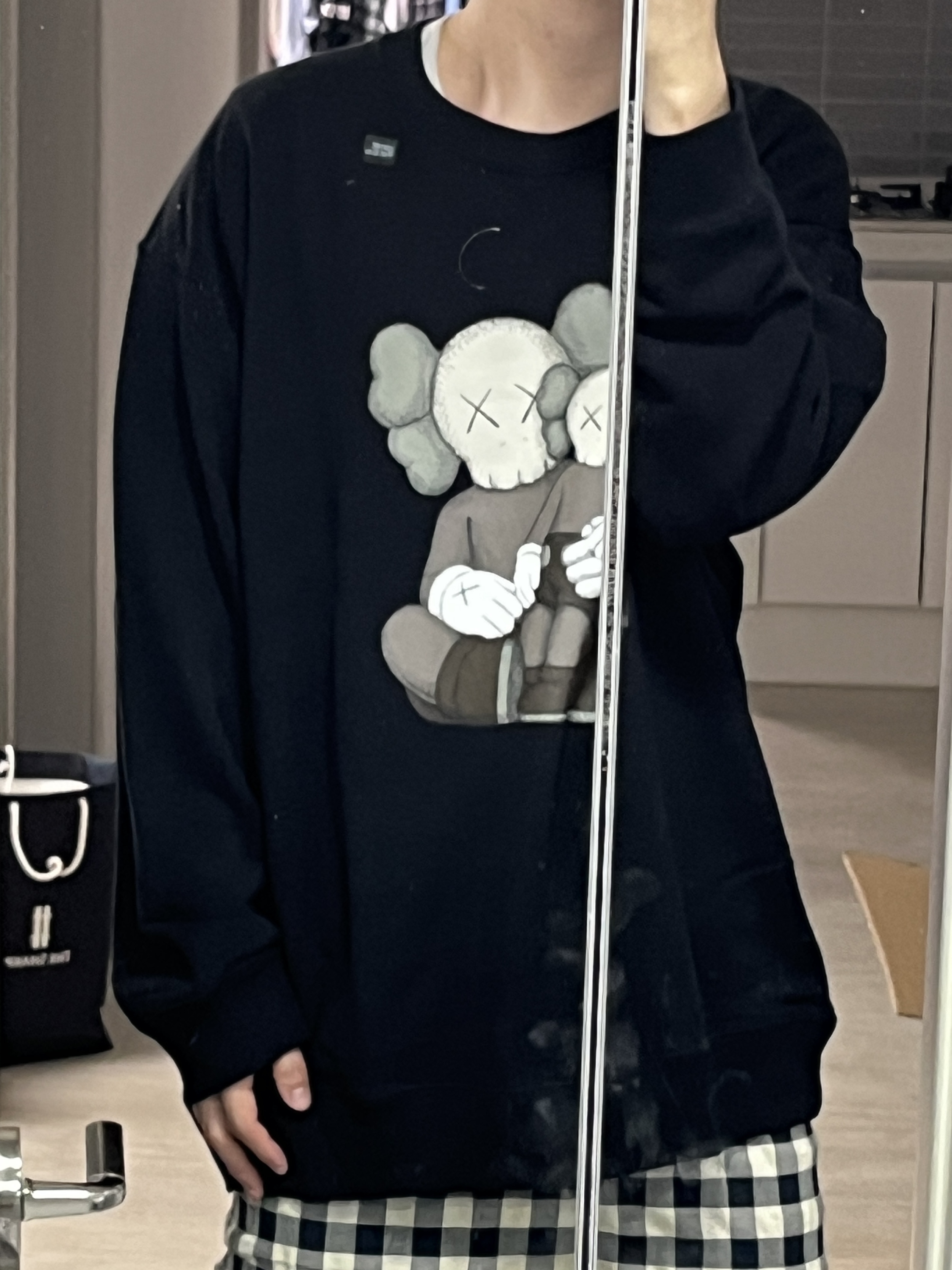 Uniqlo UT x Kaws Long Sleeve Sweatshirt Black 착용 스타일 - 2