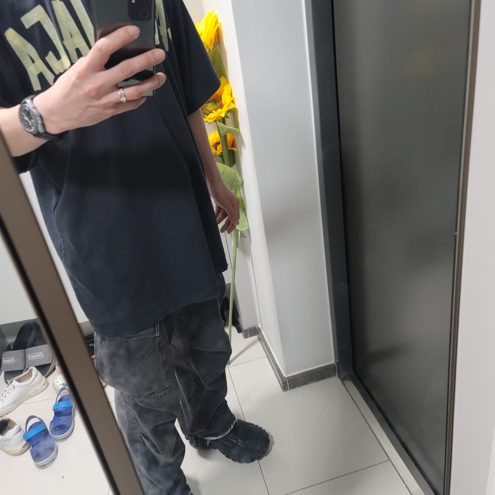 Balenciaga Tape Type Medium Fit T-Shirt Faded Black, Balenciaga Defender Sneakers Black 착용 스타일 - 1