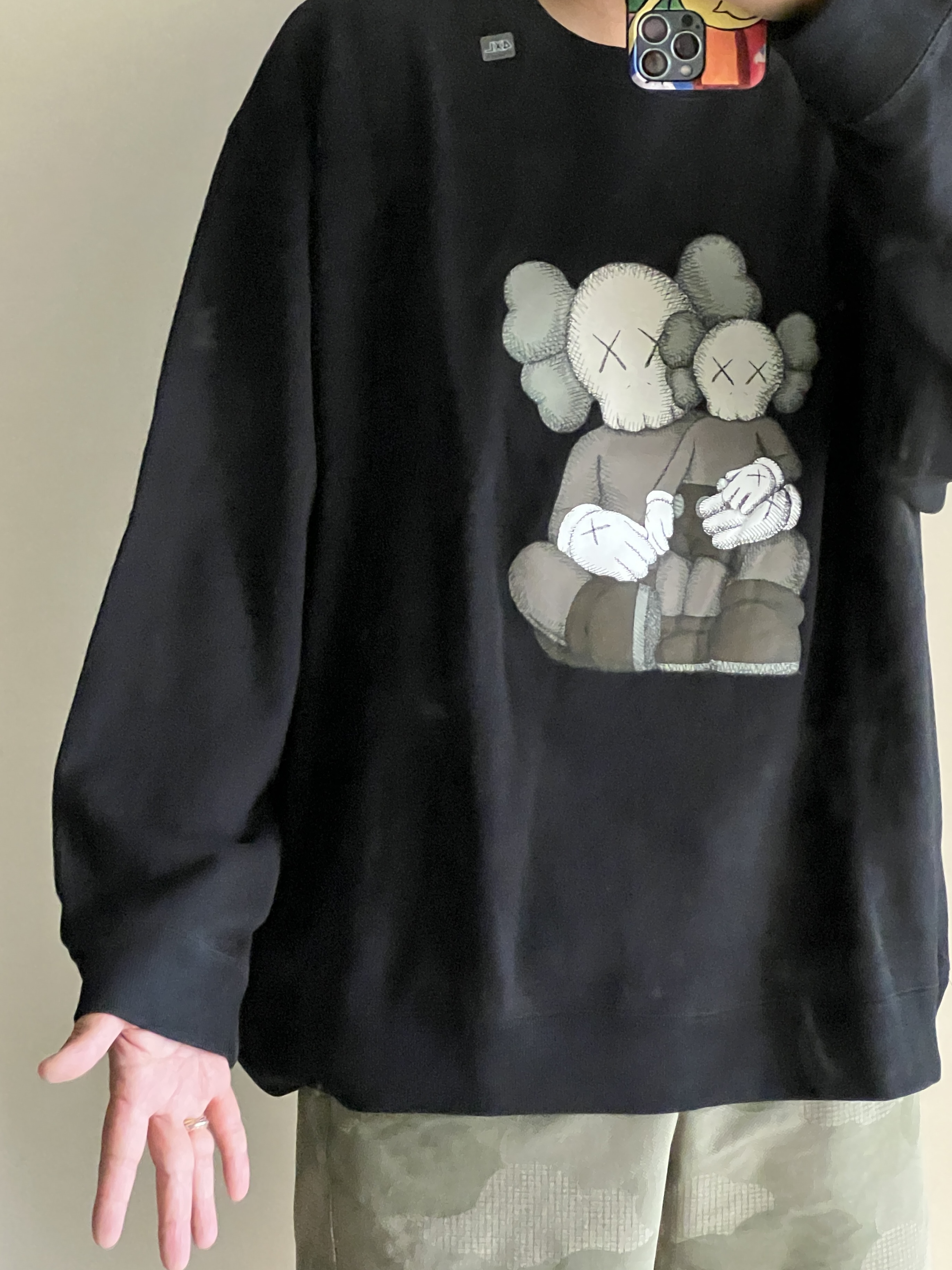 Uniqlo UT x Kaws Long Sleeve Sweatshirt Off White, Uniqlo UT x Kaws Short Sleeve Graphic T-Shirt White 착용 스타일 - 3