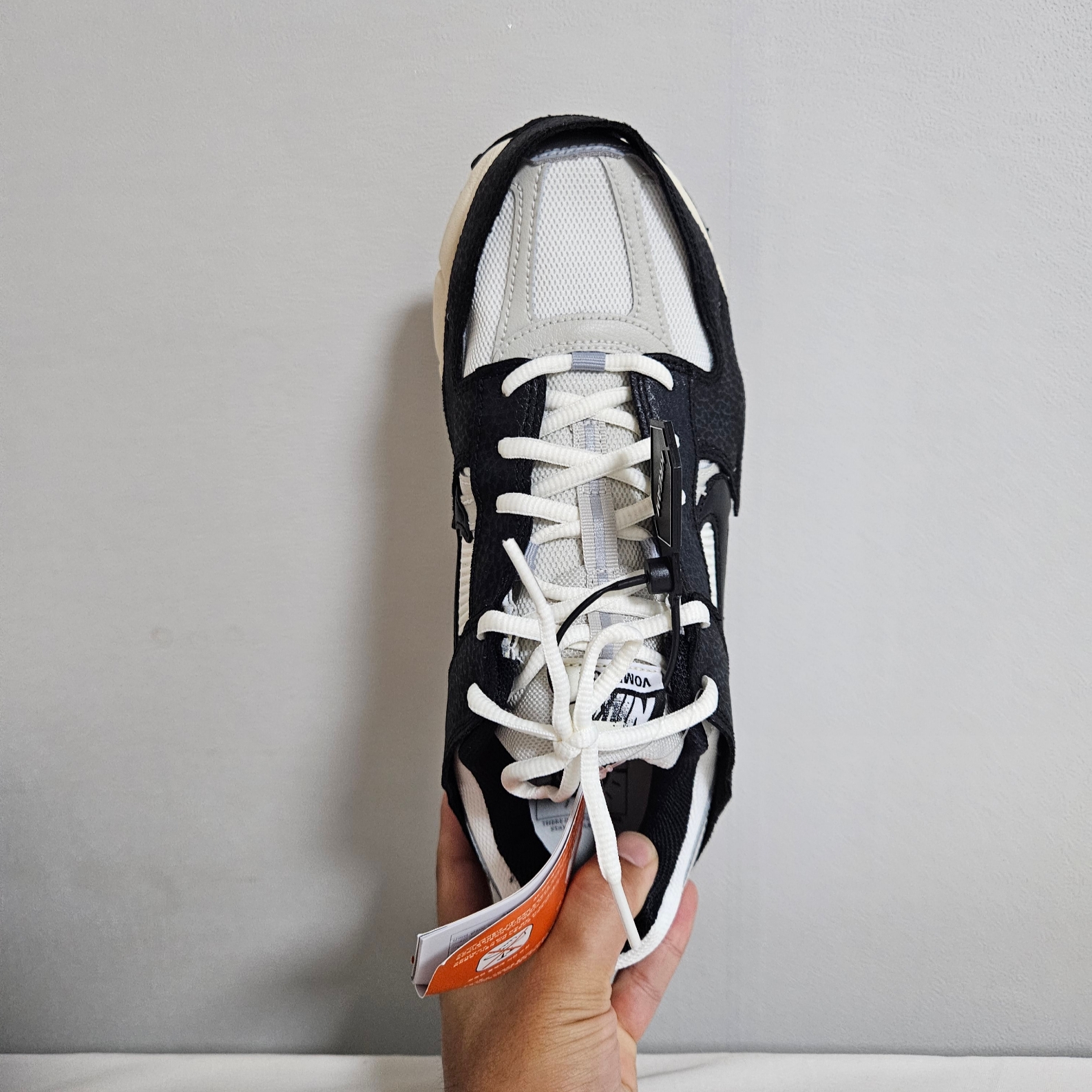 (W) Nike Zoom Vomero 5 Wolf Grey and Black 착용 스타일 - 3