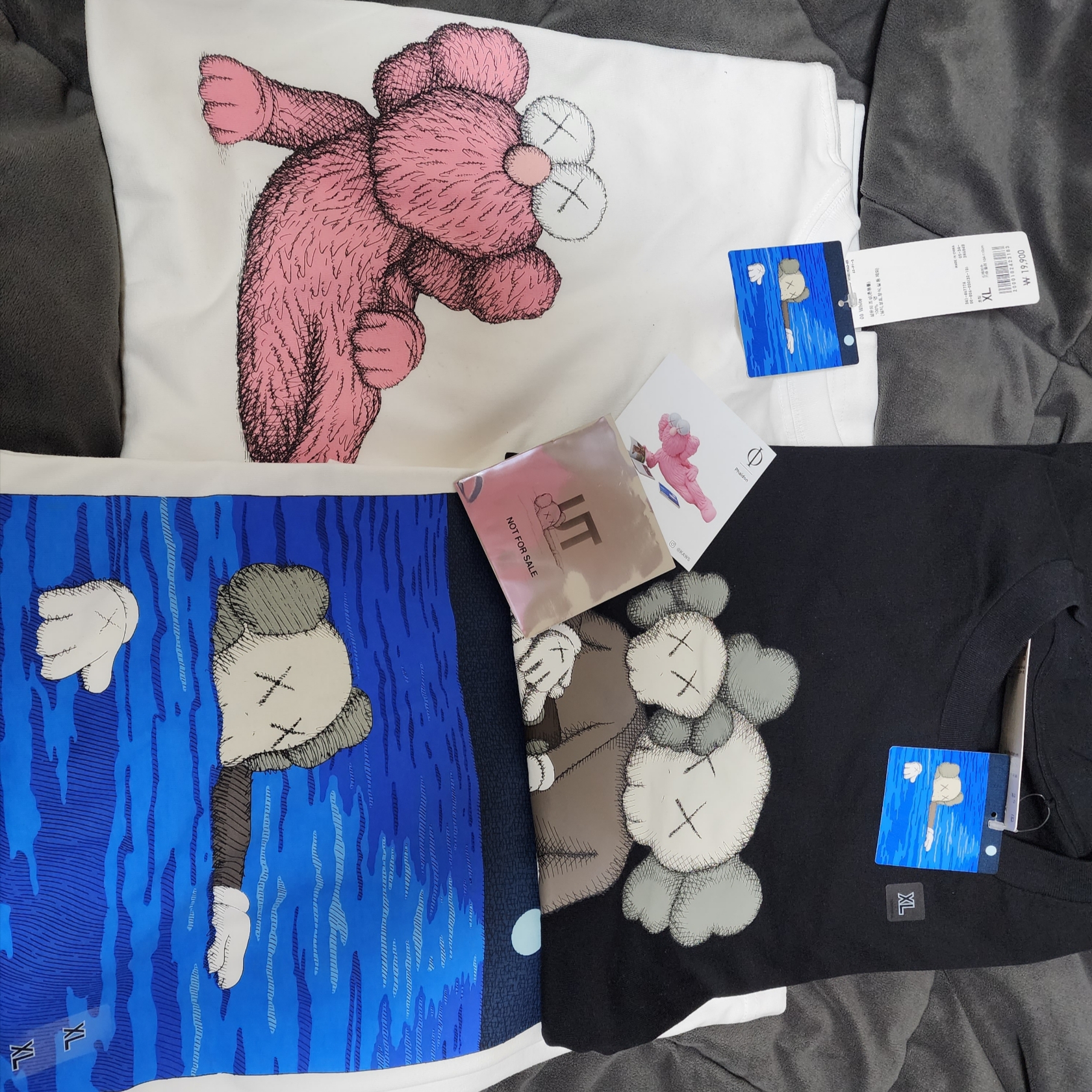 Uniqlo UT x Kaws Short Sleeve Graphic T-Shirt White, Uniqlo UT x Kaws Short Sleeve Graphic T-Shirt Black 착용 스타일 - 2