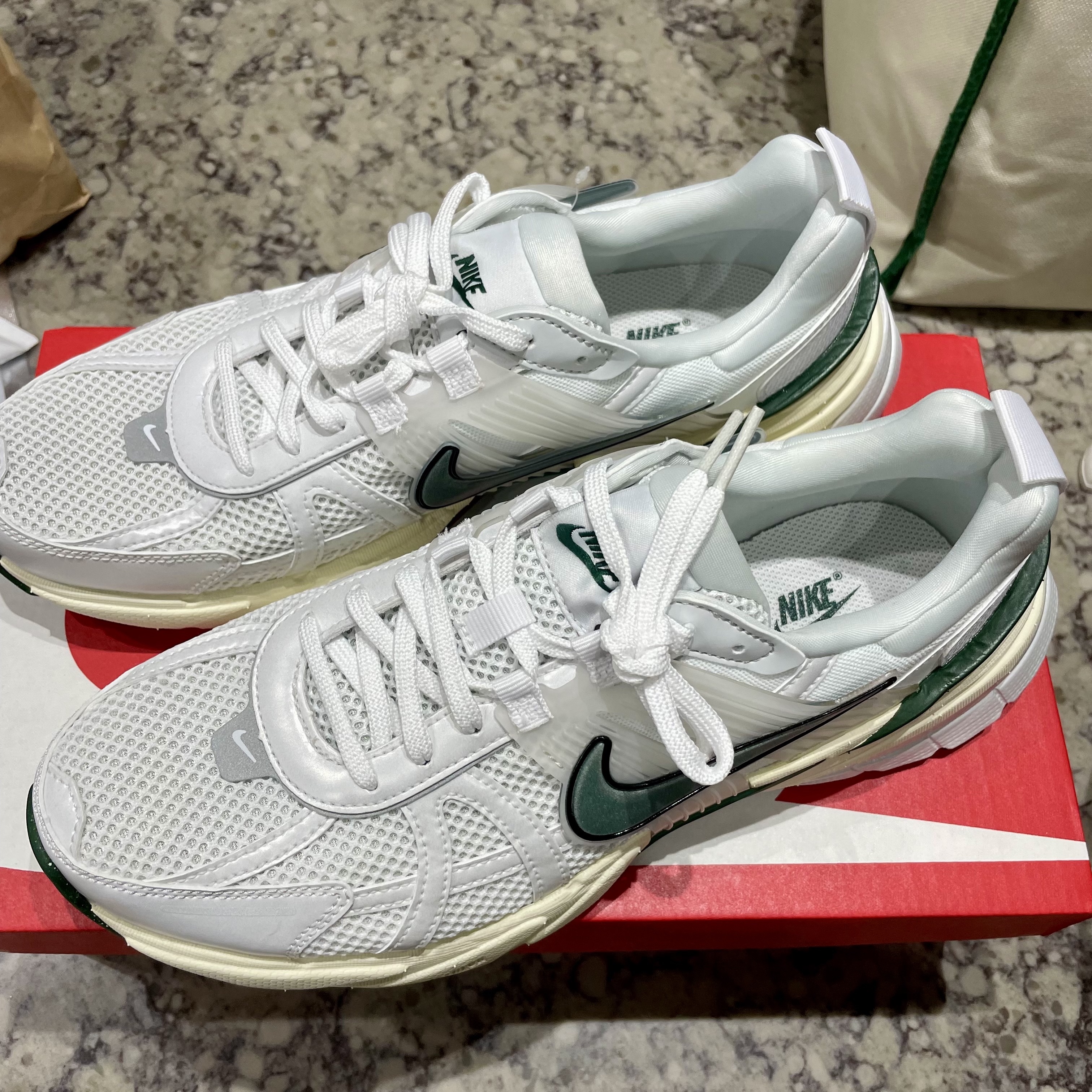 Nike V2K Run White Fir 착용 스타일 - 1