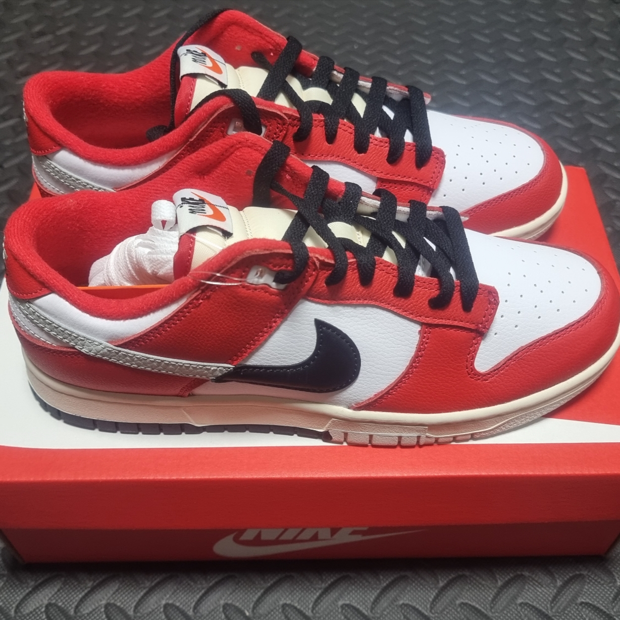 Nike Dunk Low Retro PRM University Red Black 착용 스타일