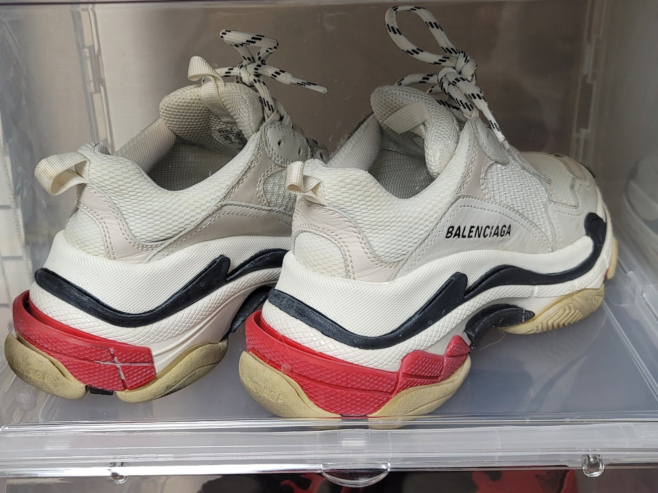 (W) Balenciaga Triple S Sneakers White Red 착용 스타일 - 2