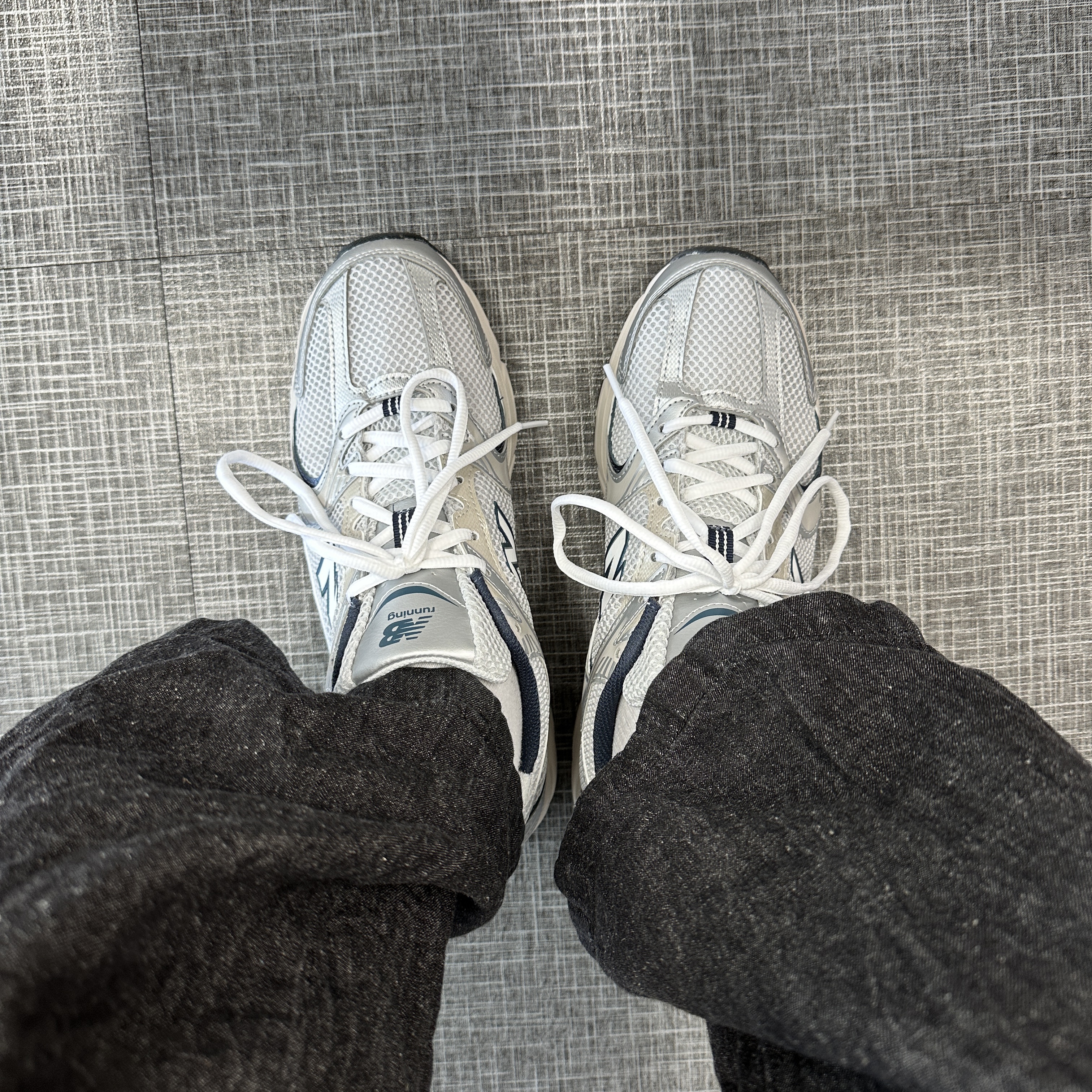 New Balance 530 Steel Grey 착용 스타일 - 2