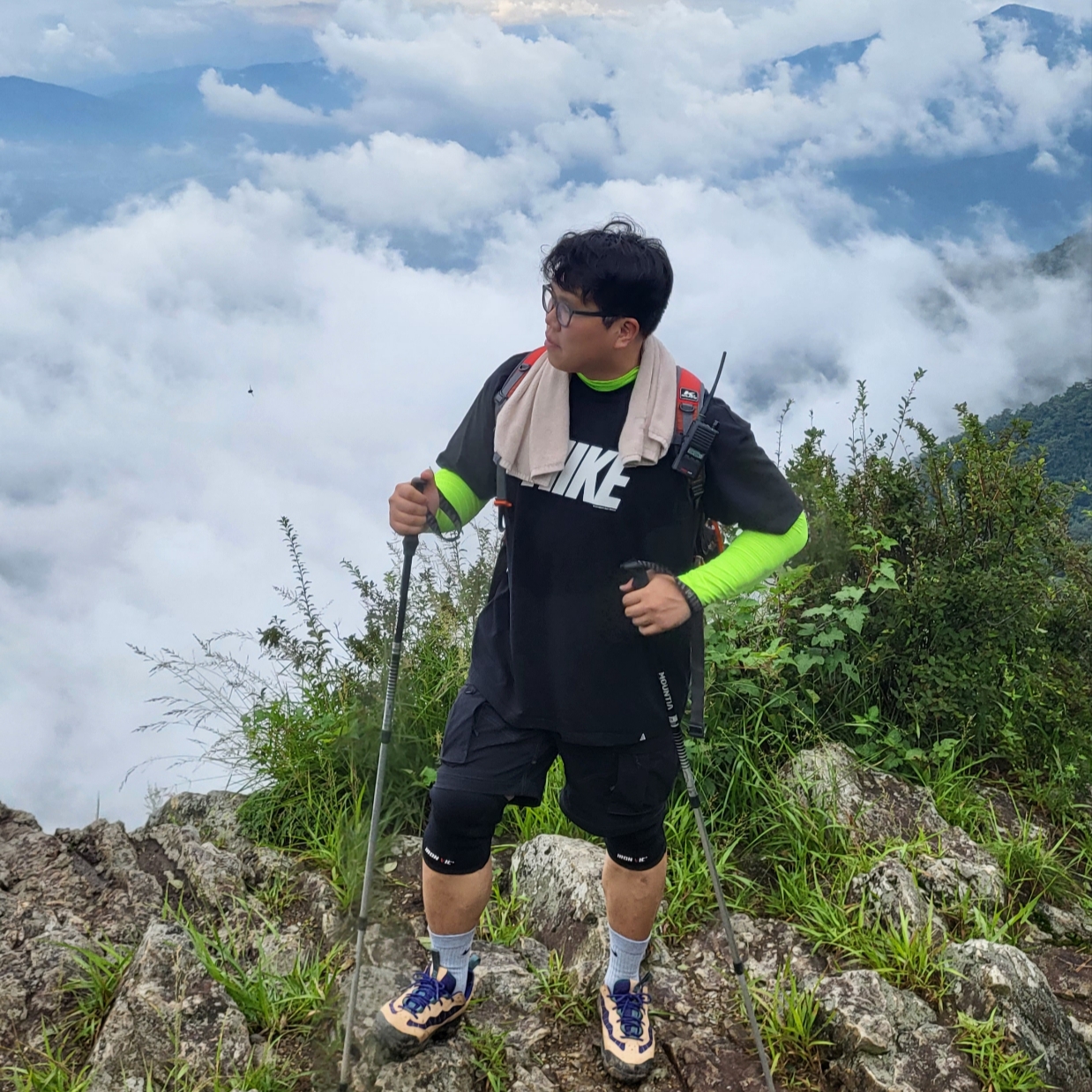 Nike ACG Hike T-Shirt Black - US/EU, Nike ACG Smith Summit Cargo Pants Black Summit White - Asia 착용 스타일 - 1