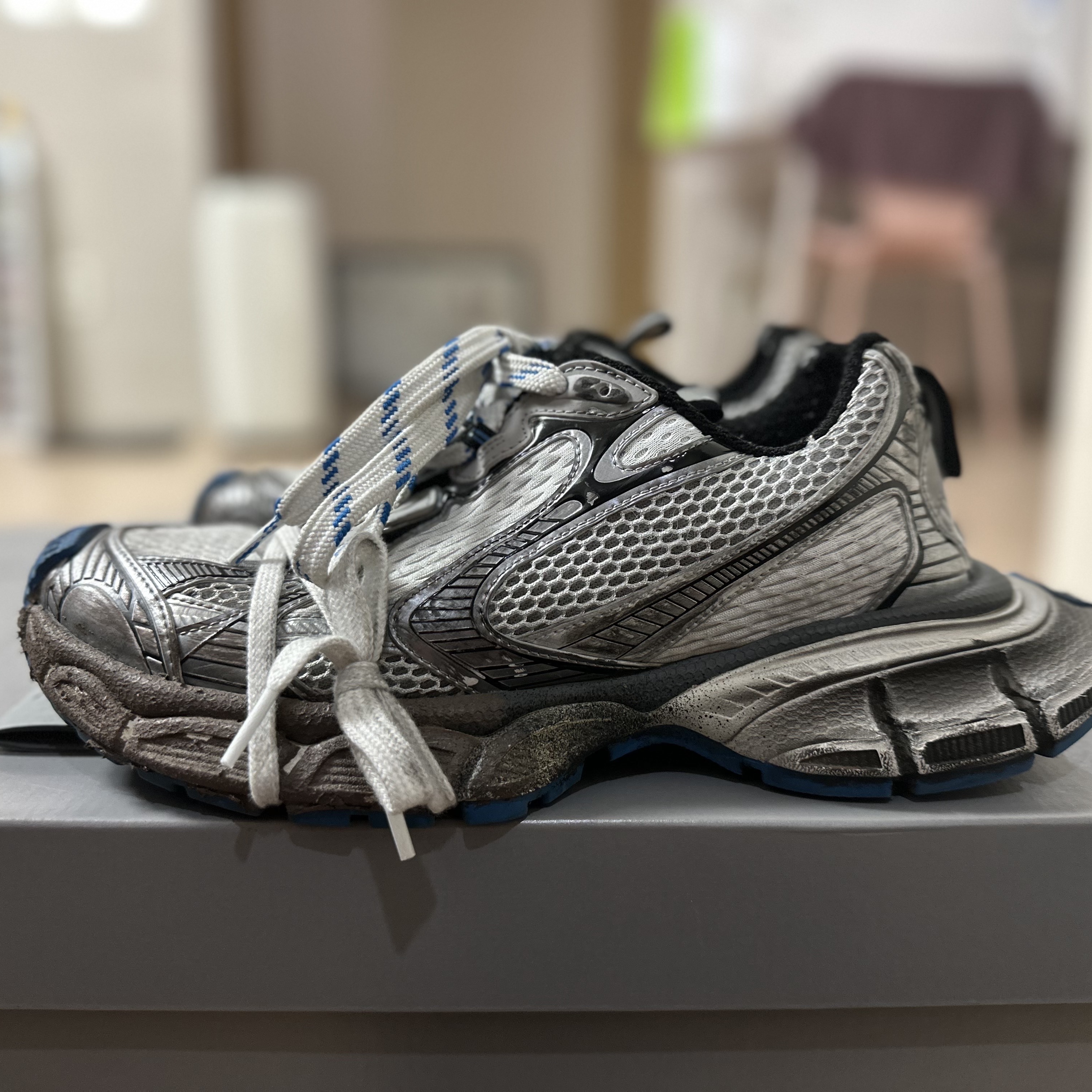 Balenciaga 3XL Sneakers Worn Out Grey White Blue 착용 스타일 - 1