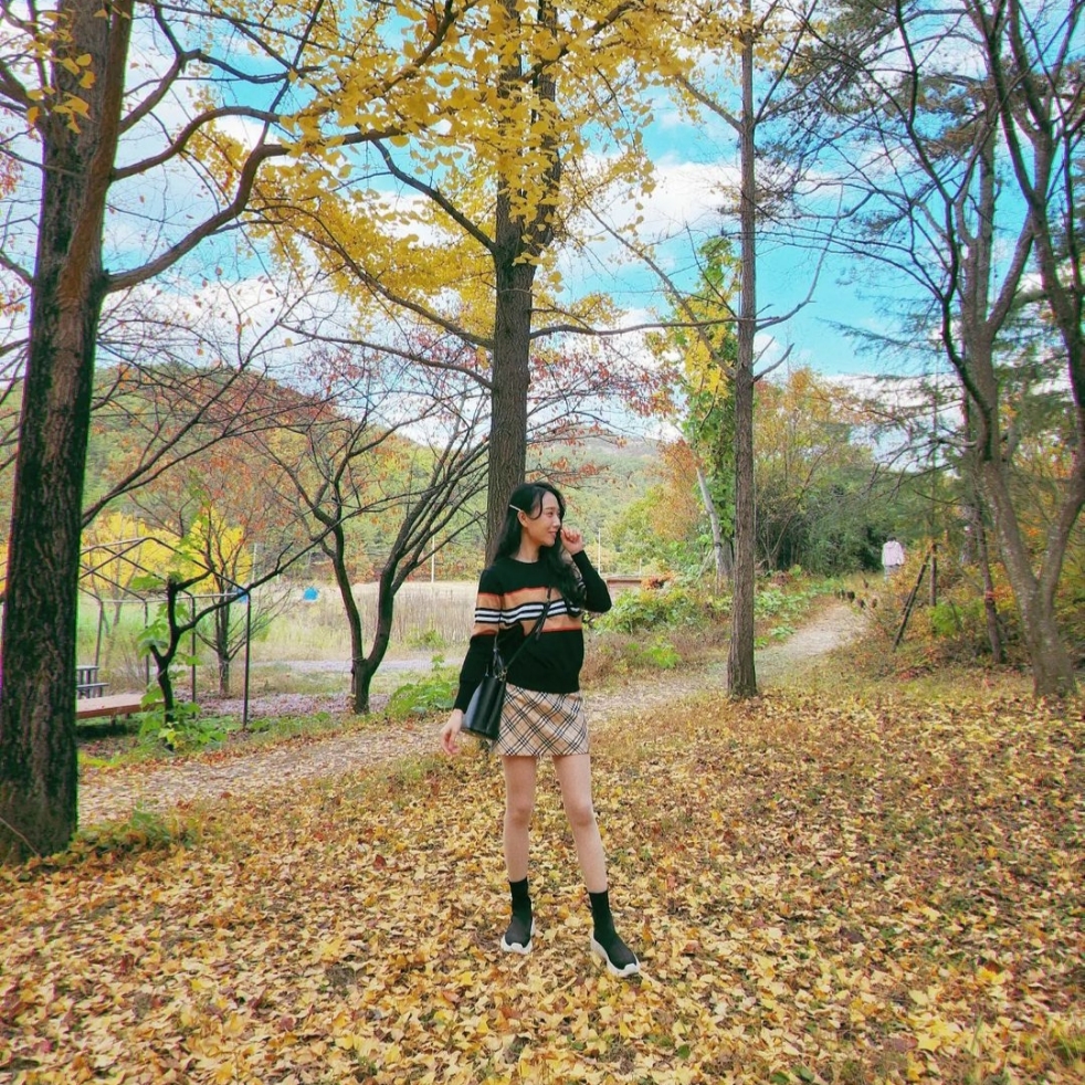 (W) Burberry Vintage Check Wool Kilt Archive Beige, (W) Balenciaga Speed Trainer Black White 2021/2022 착용 스타일