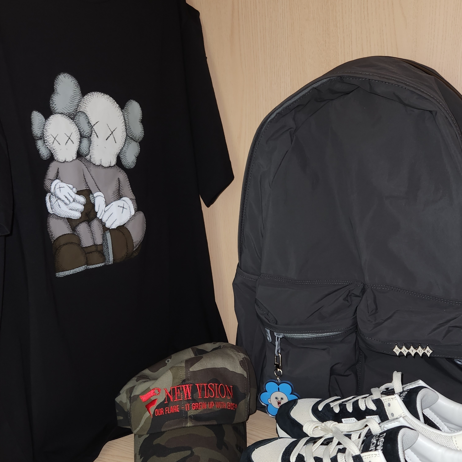 Uniqlo UT x Kaws Short Sleeve Graphic T-Shirt Black 착용 스타일