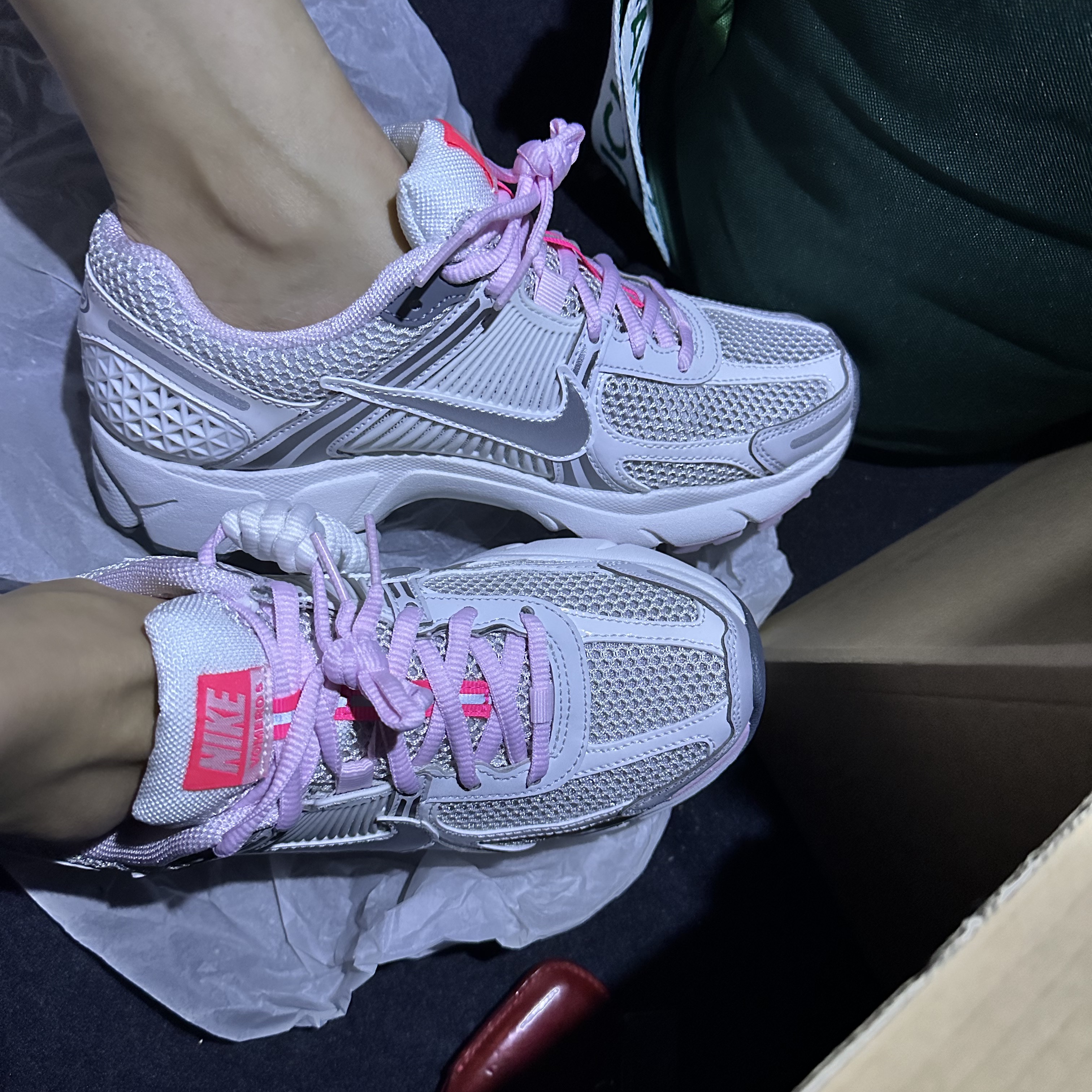 (W) Nike Zoom Vomero 5 Photon Dust Metallic Silver 착용 스타일