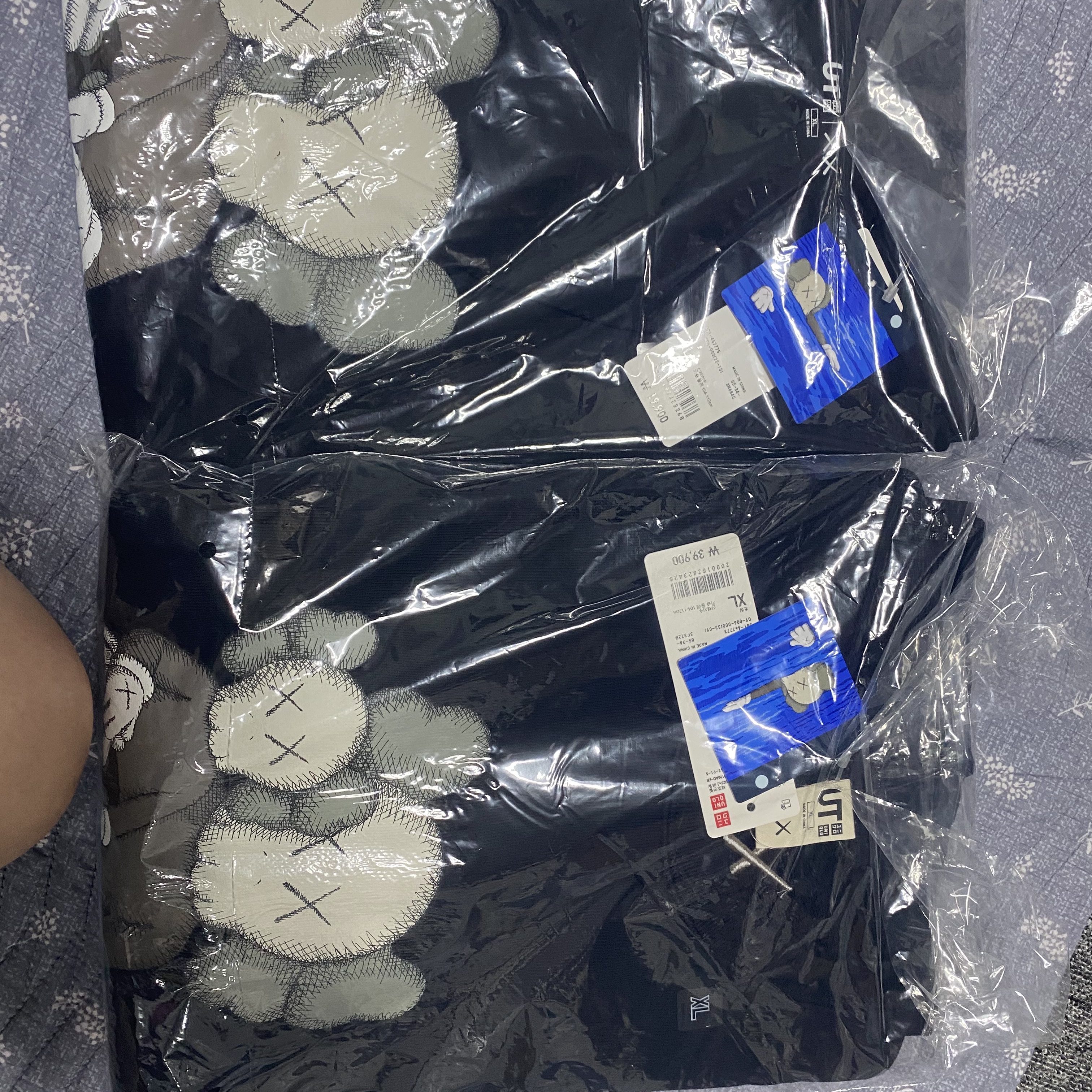 Uniqlo UT x Kaws Long Sleeve Sweatshirt Black 착용 스타일