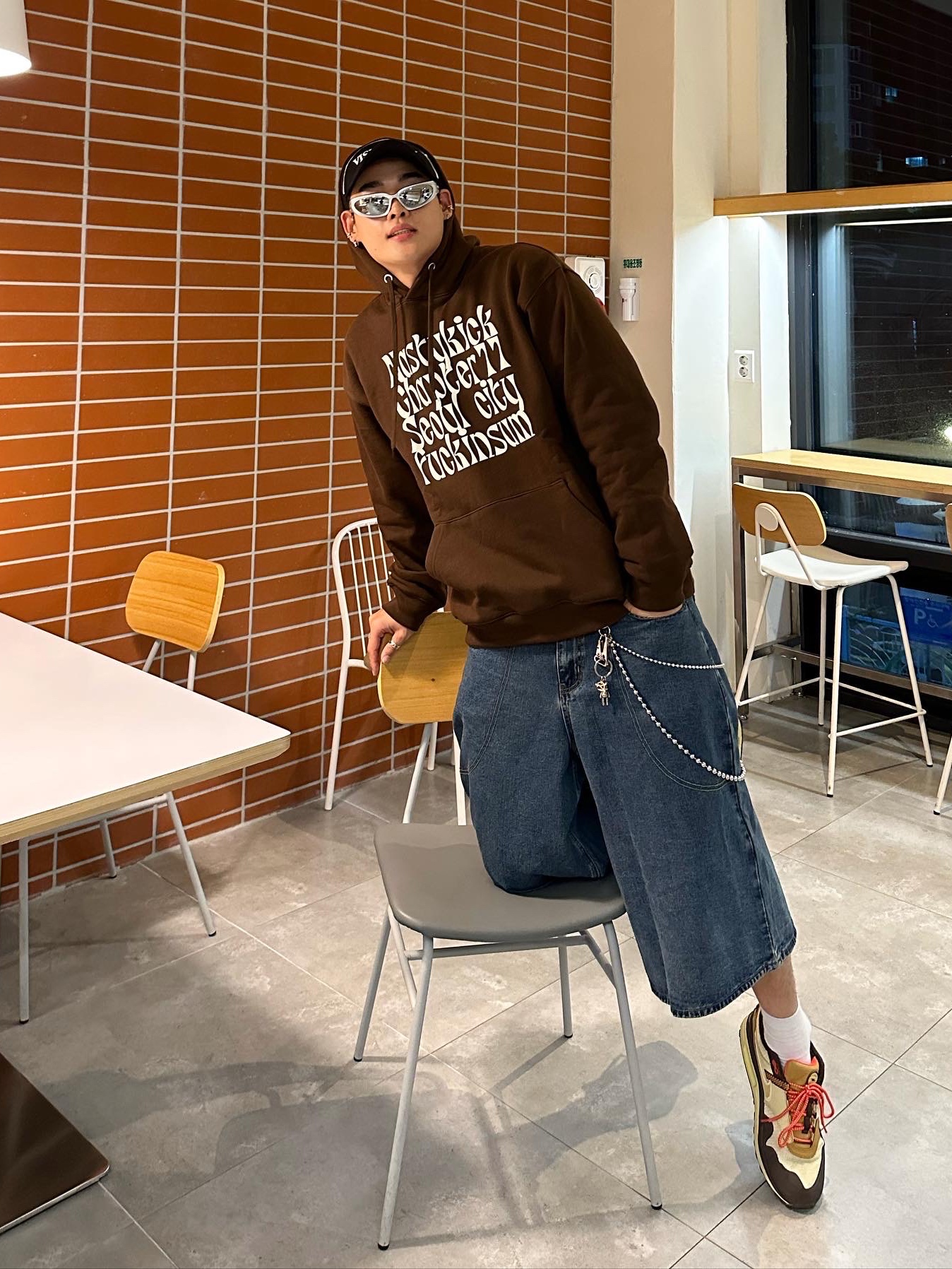 Nike x Travis Scott Air Max 1 Cact.us Brown, Balenciaga Swift Oval Sunglasses Silver 착용 스타일 - 2